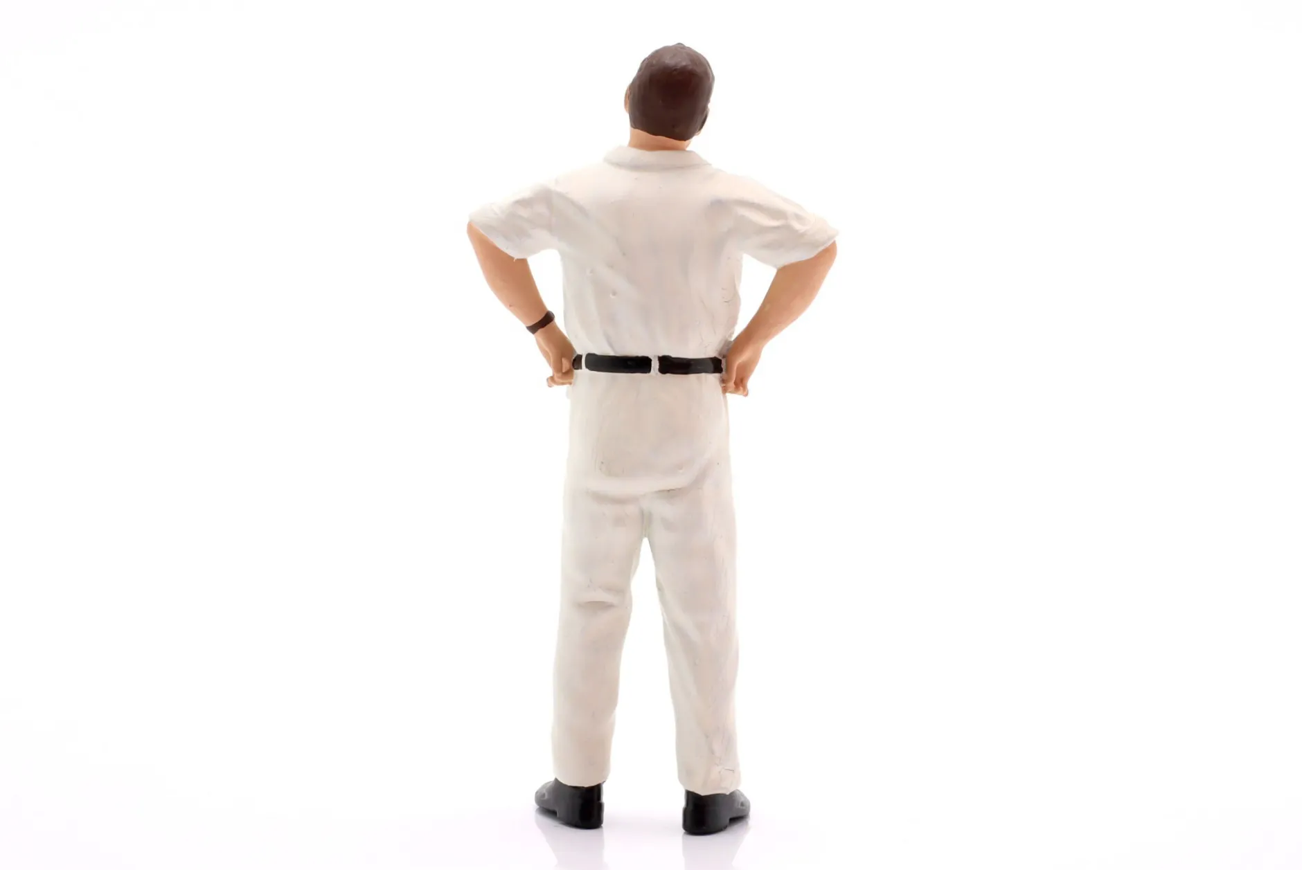 Mechaniker mit weißem Overall skeptisch - Figur 1:18 Figurenmanufaktur