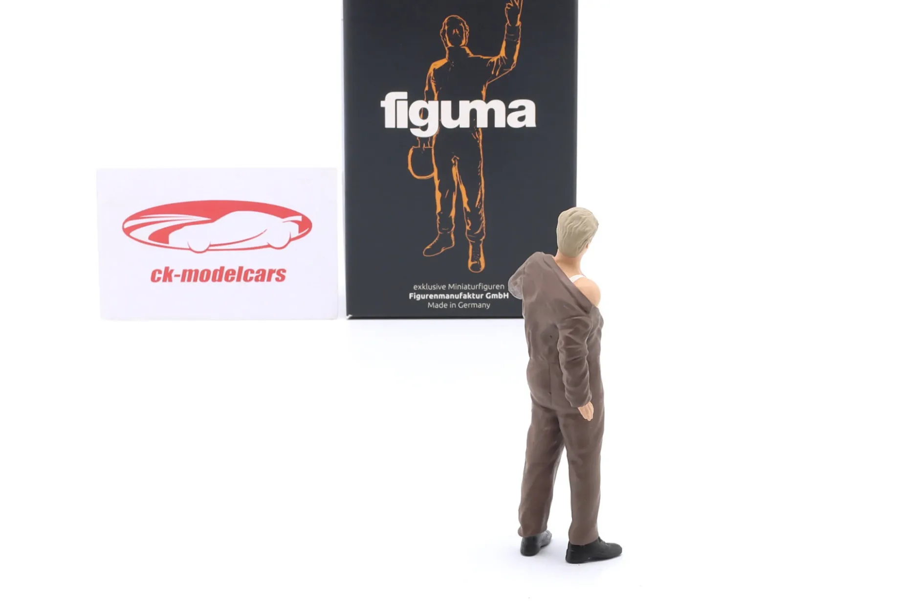 Mechaniker zieht sich an mit braunem Overall - Figur 1:18 Figurenmanufaktur