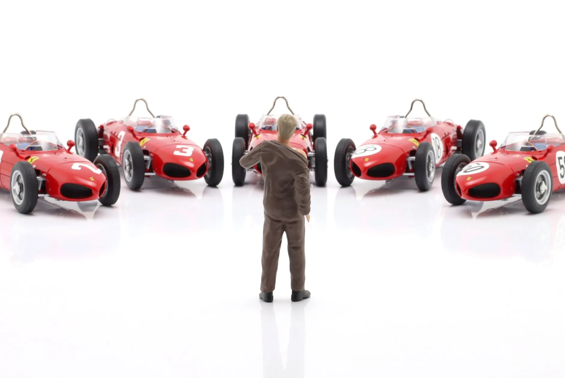 Mechaniker zieht sich an mit braunem Overall - Figur 1:18 Figurenmanufaktur