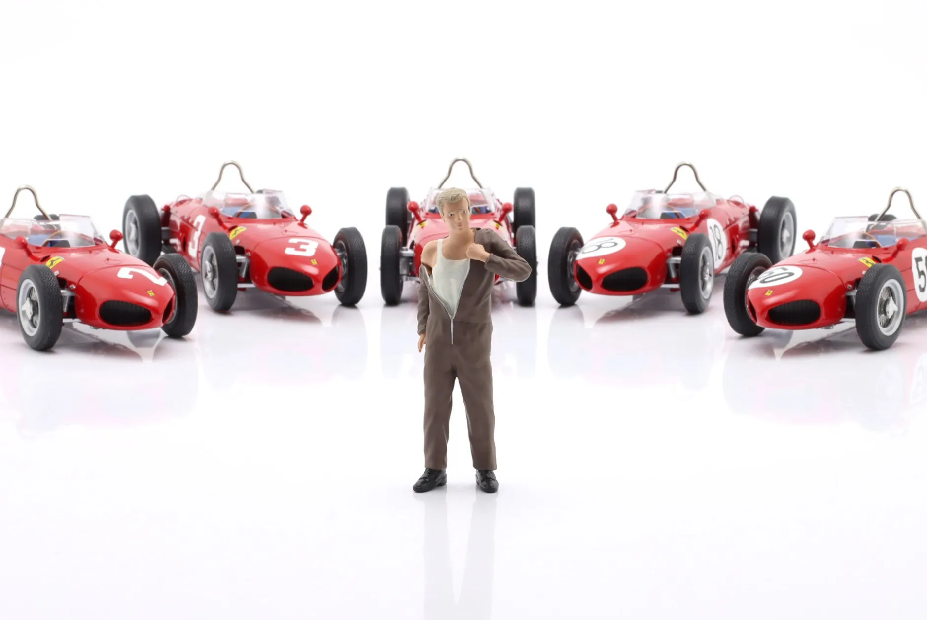 Mechaniker zieht sich an mit braunem Overall - Figur 1:18 Figurenmanufaktur