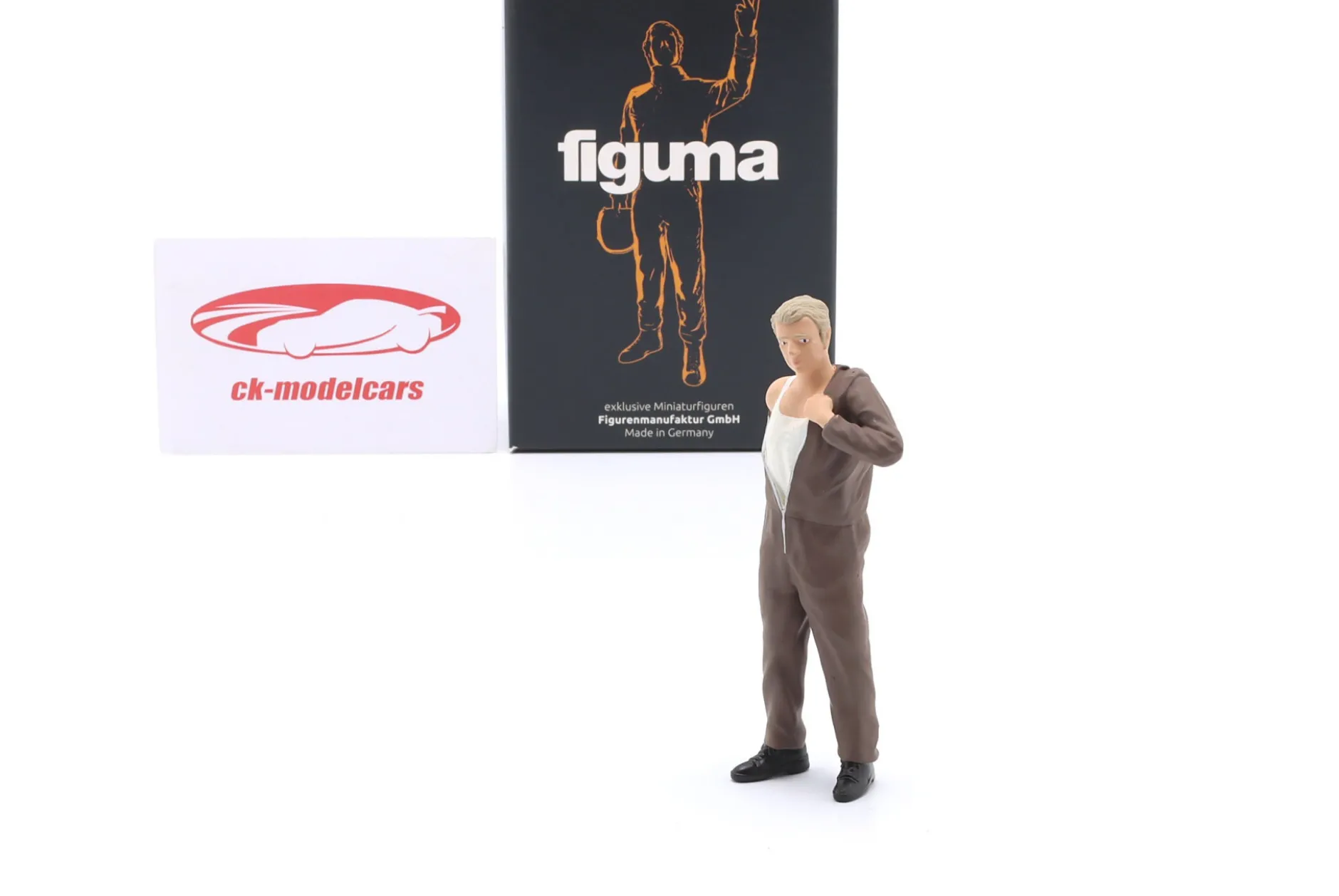 Mechaniker zieht sich an mit braunem Overall - Figur 1:18 Figurenmanufaktur
