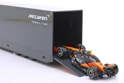 Mercedes-Benz Actros Formel 1 Renntransporter mit McLaren MCL38 #4 Norris 1:43 Bburago