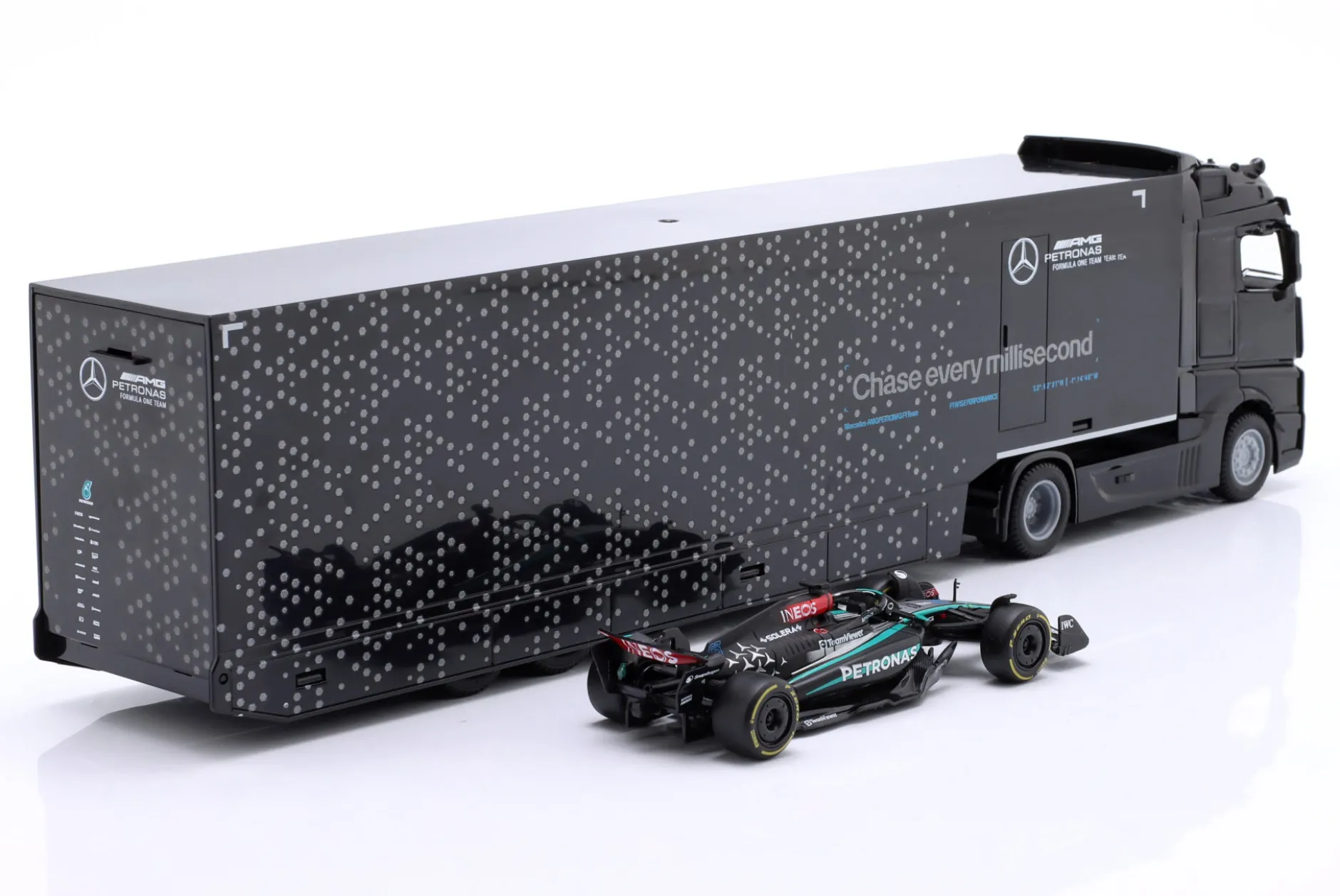 Mercedes-Benz Actros Formel 1 Renntransporter mit Mercedes FW15 #63 Russell 1:43 Bburago