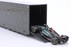 Mercedes-Benz Actros Formel 1 Renntransporter mit Mercedes FW15 #63 Russell 1:43 Bburago