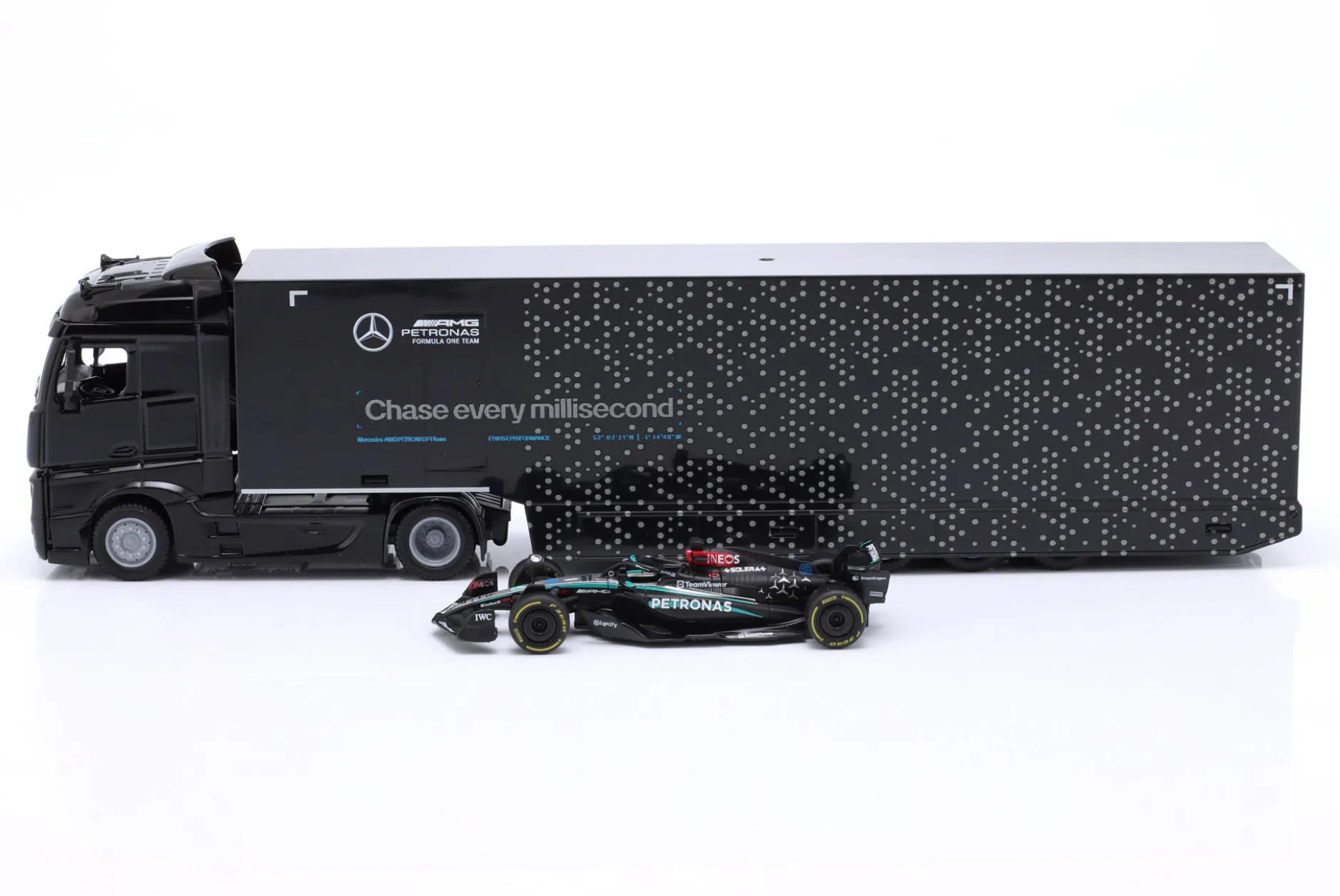 Mercedes-Benz Actros Formel 1 Renntransporter mit Mercedes FW15 #63 Russell 1:43 Bburago
