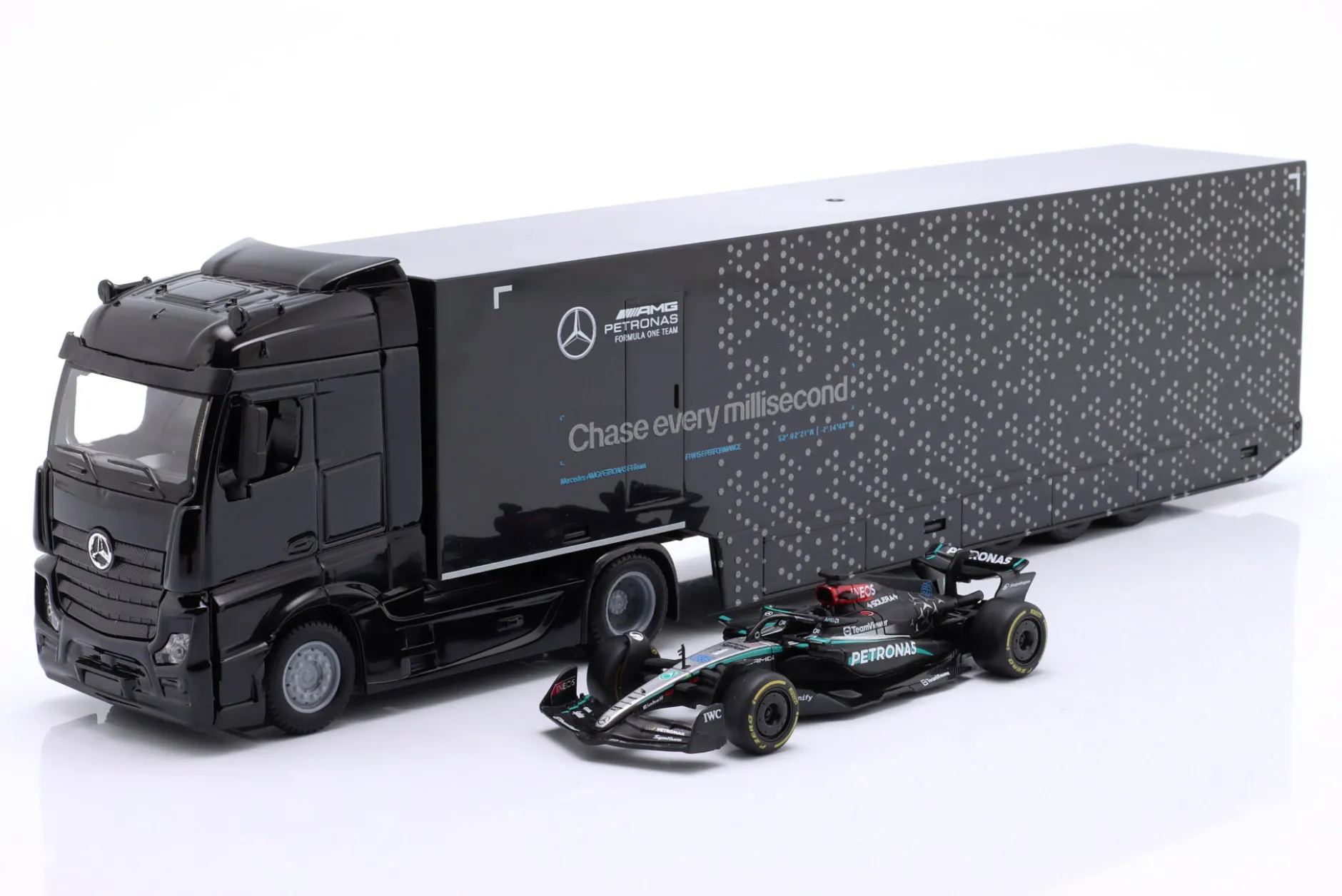 Mercedes-Benz Actros Formel 1 Renntransporter mit Mercedes FW15 #63 Russell 1:43 Bburago