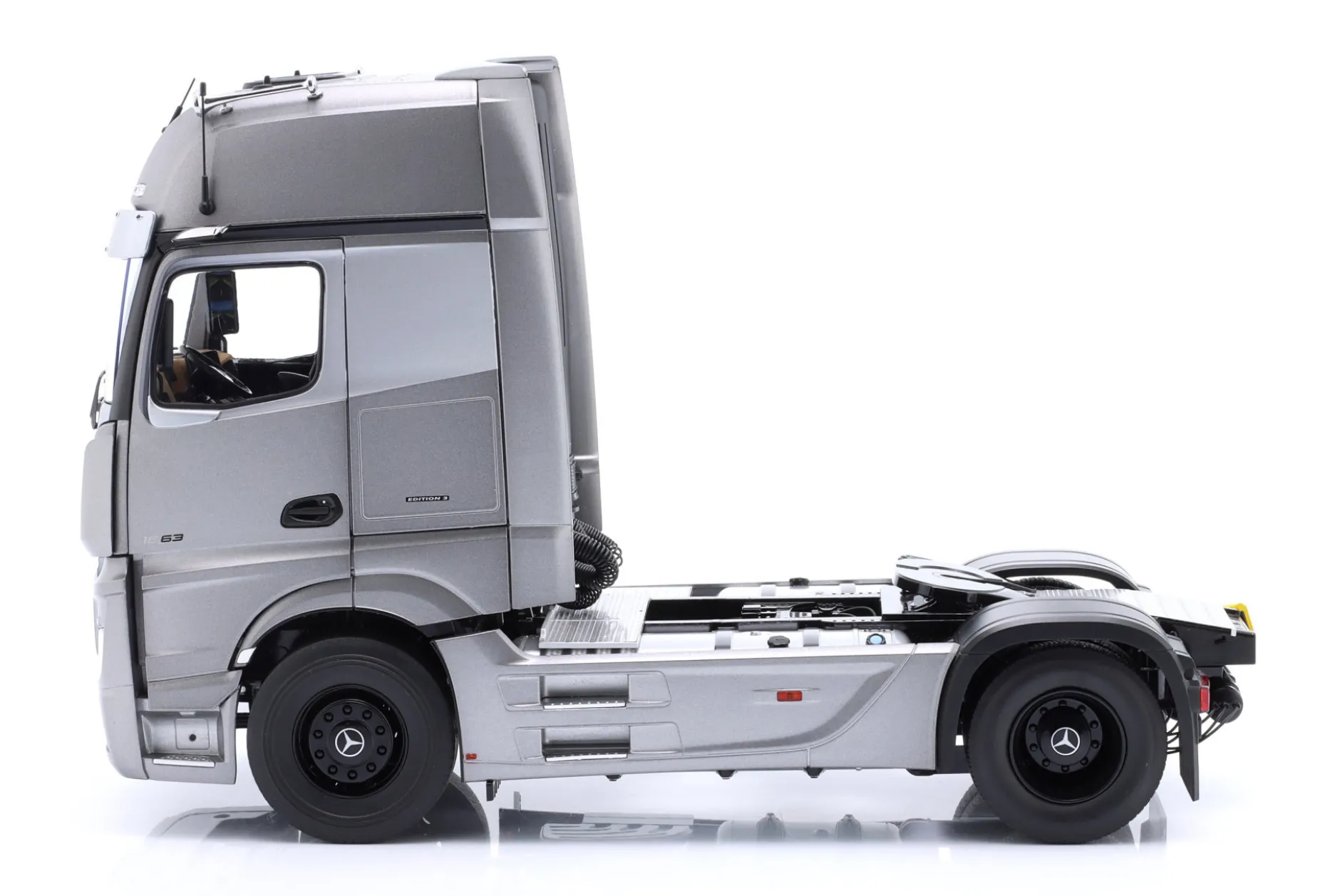 Mercedes-Benz Actros GigaSpace 4x2 SZM Edition 3 grau 1:18 NZG