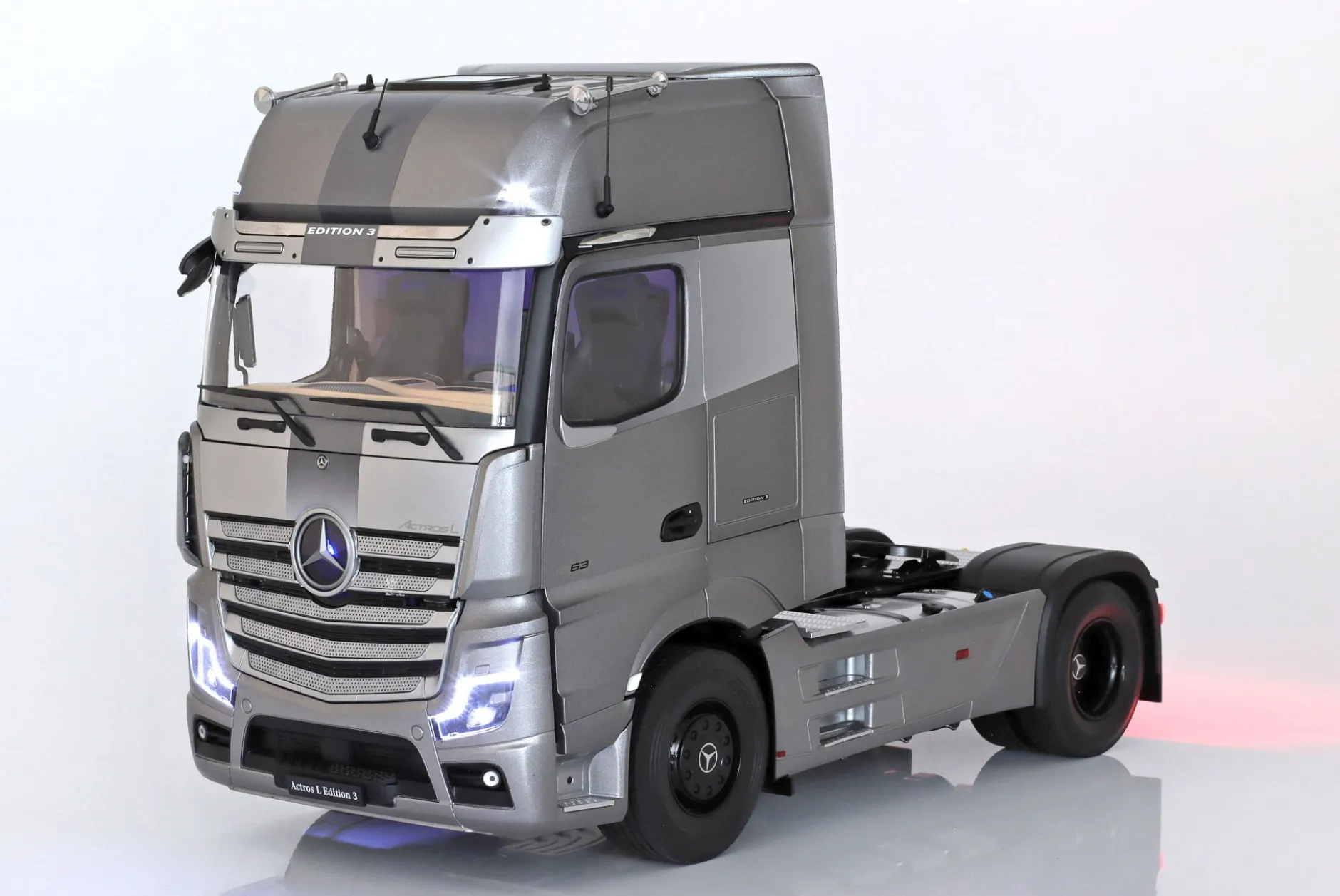 Mercedes-Benz Actros GigaSpace 4x2 SZM Edition 3 grau 1:18 NZG