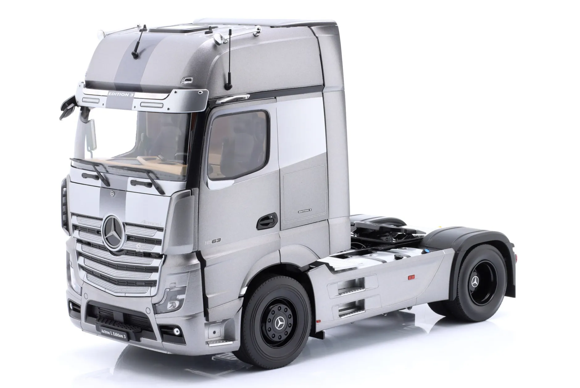 Mercedes-Benz Actros GigaSpace 4x2 SZM Edition 3 grau 1:18 NZG