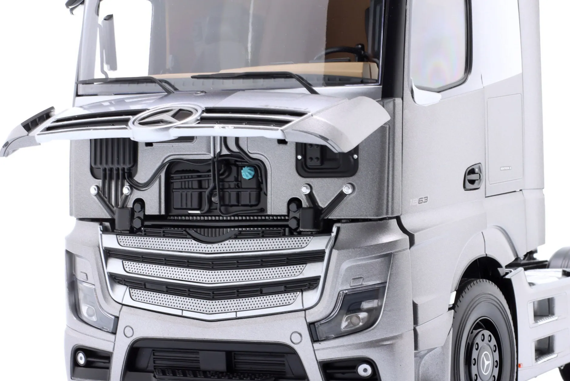 Mercedes-Benz Actros GigaSpace 4x2 SZM Edition 3 grau 1:18 NZG