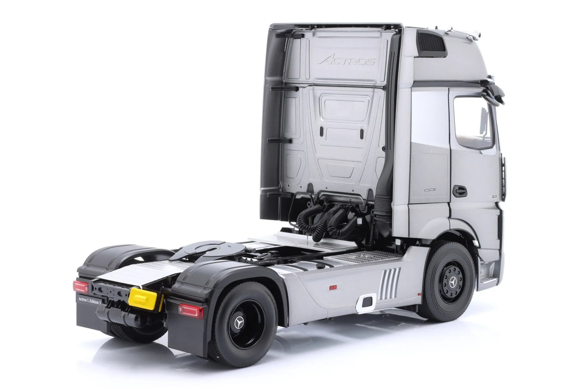 Mercedes-Benz Actros GigaSpace 4x2 SZM Edition 3 grau 1:18 NZG
