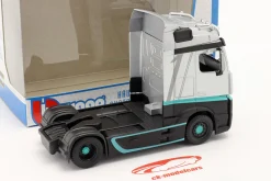 Mercedes-Benz Actros Gigaspace 4x2 Sattelzugmaschine silber / schwarz 1:43 Bburago