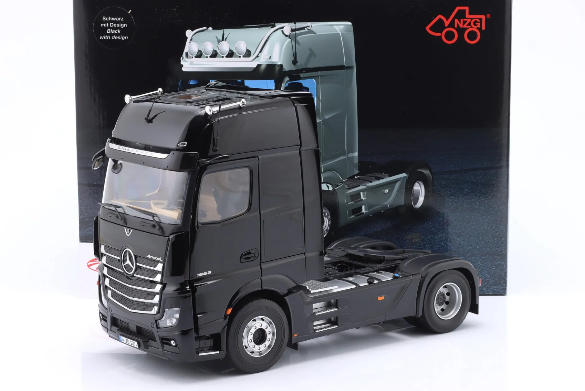 Mercedes-Benz Actros L schwarz mit Design 1:18 NZG
