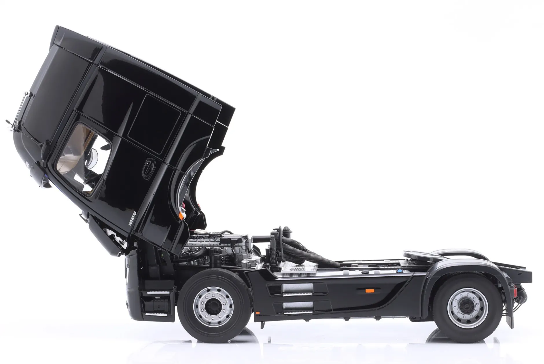 Mercedes-Benz Actros L schwarz mit Design 1:18 NZG