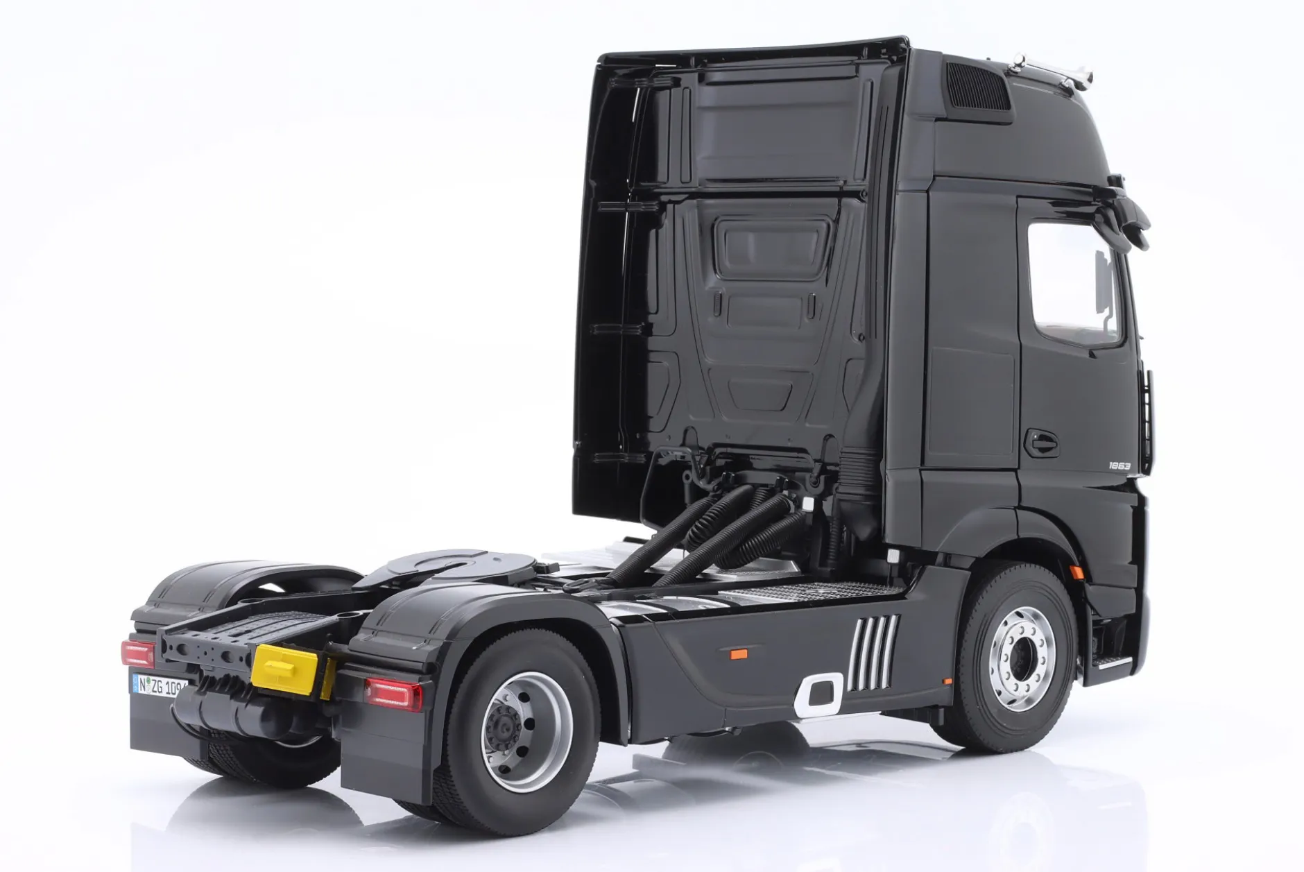 Mercedes-Benz Actros L schwarz mit Design 1:18 NZG