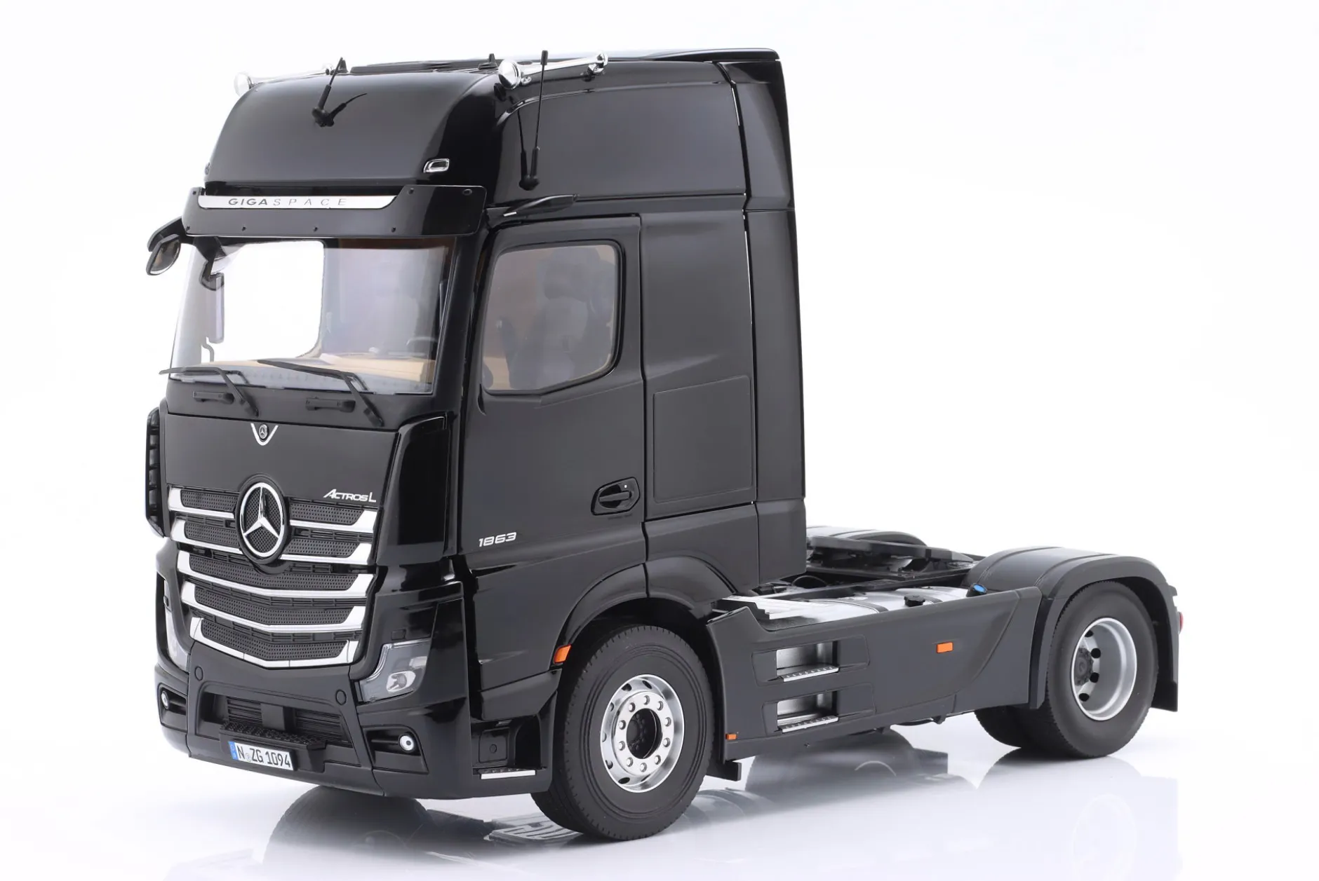 Mercedes-Benz Actros L schwarz mit Design 1:18 NZG