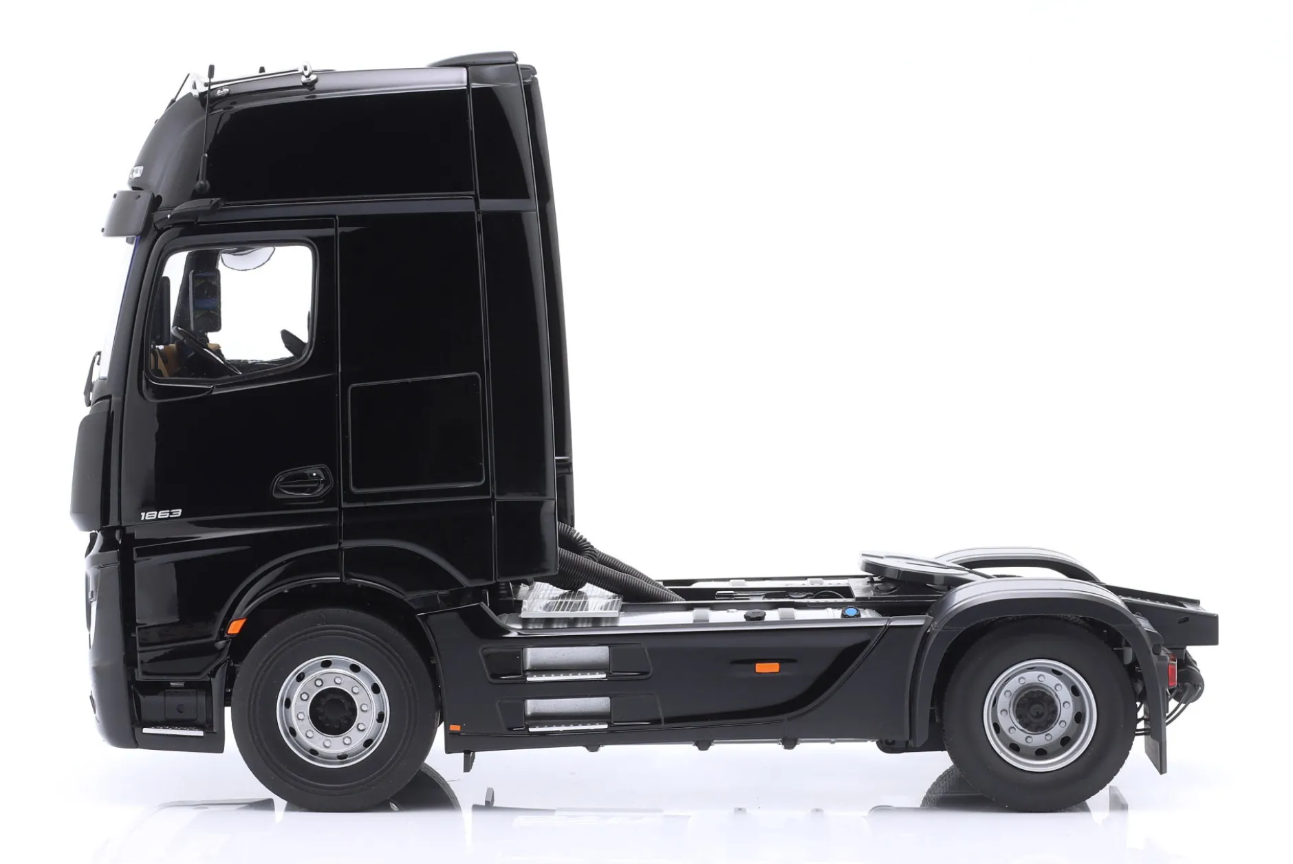 Mercedes-Benz Actros L schwarz mit Design 1:18 NZG