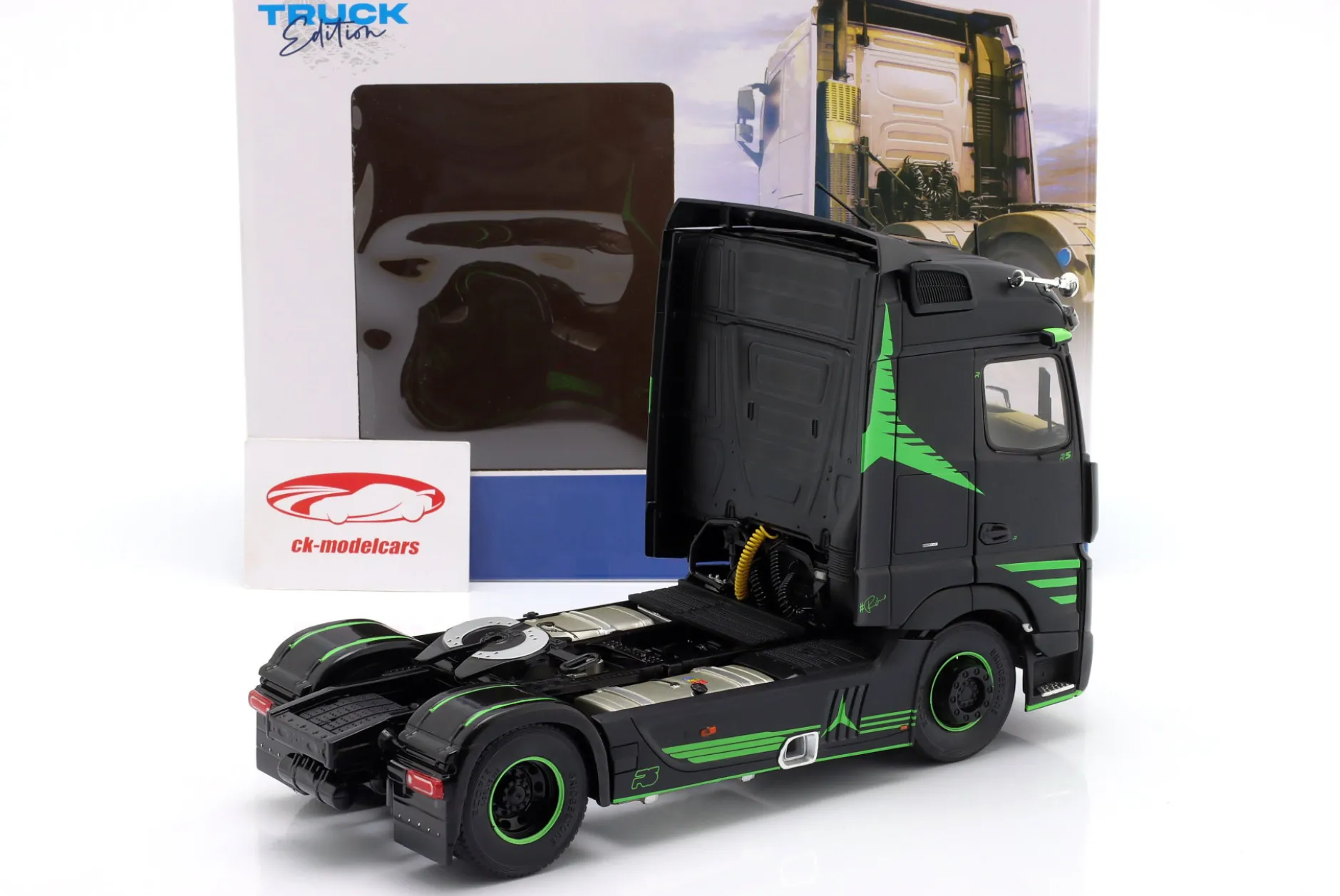Mercedes-Benz Actros R5 Italian Collection Sattelzugmaschine 2021 schwarz / grün 1:24 Solido