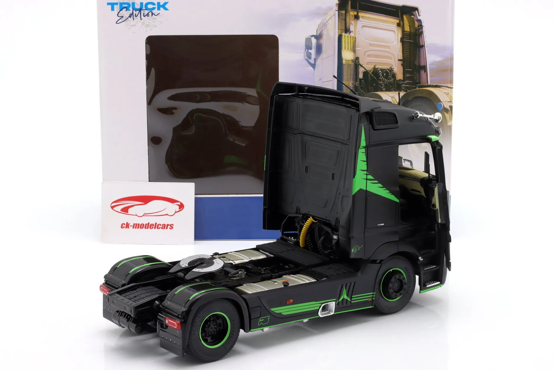 Mercedes-Benz Actros R5 Italian Collection Sattelzugmaschine 2021 schwarz / grün 1:24 Solido