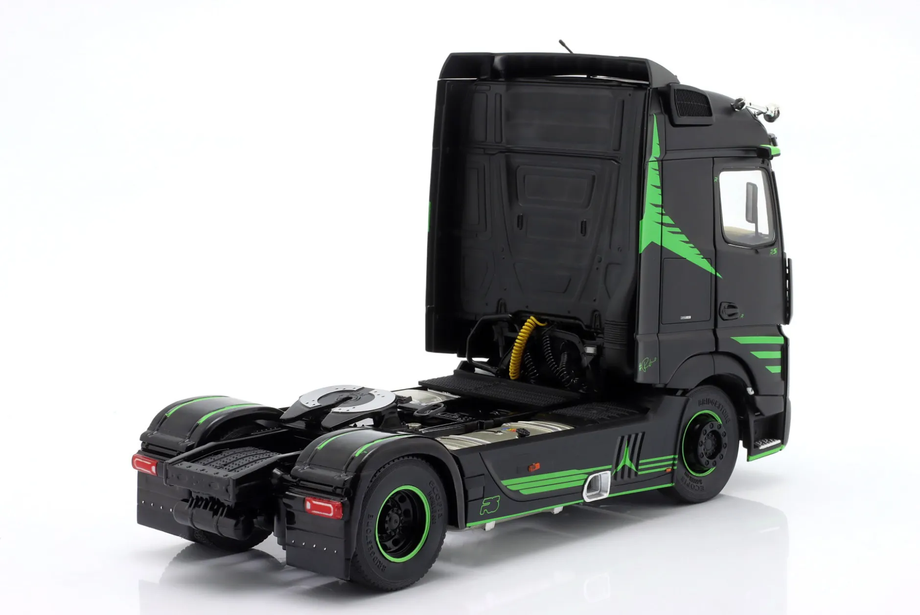 Mercedes-Benz Actros R5 Italian Collection Sattelzugmaschine 2021 schwarz / grün 1:24 Solido