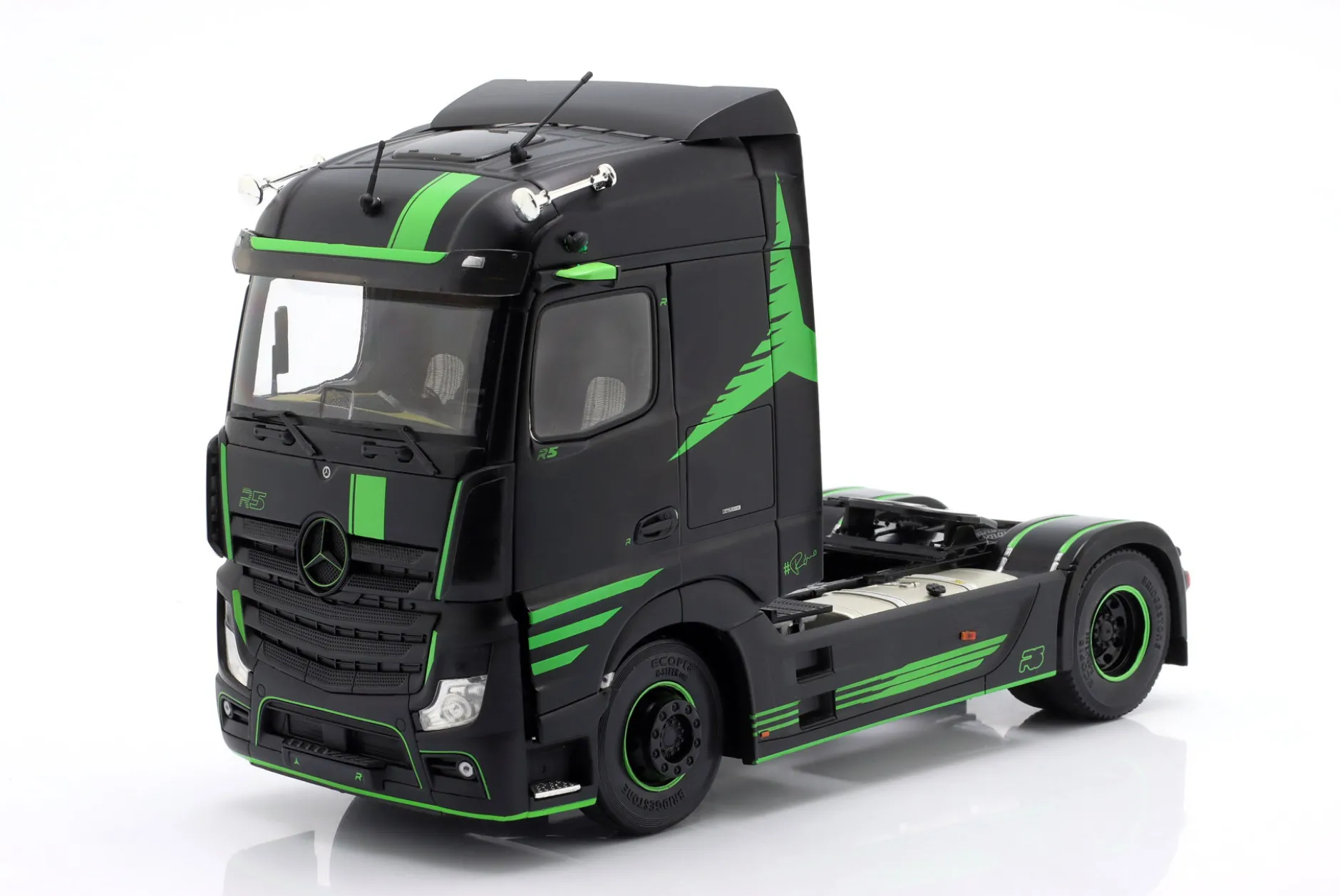 Mercedes-Benz Actros R5 Italian Collection Sattelzugmaschine 2021 schwarz / grün 1:24 Solido