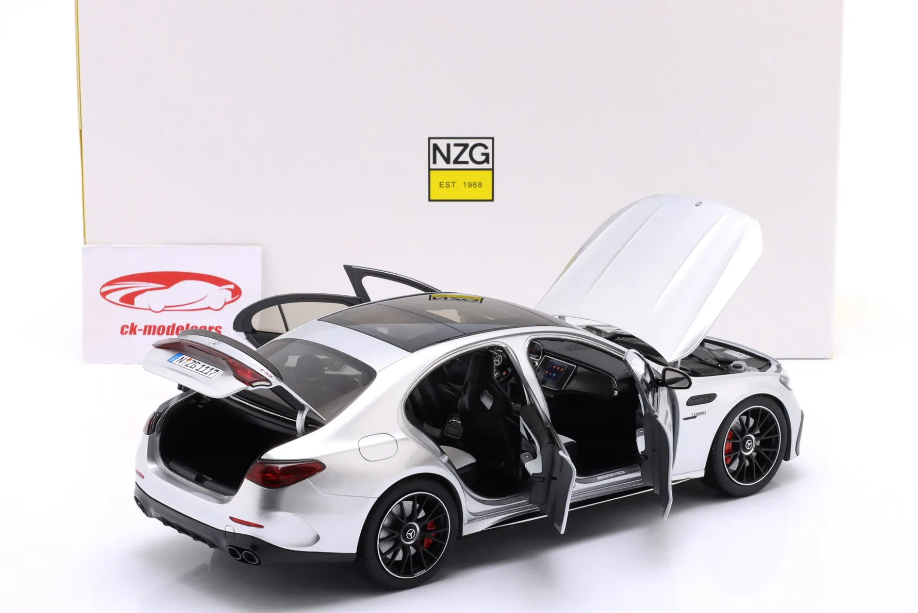 Mercedes-Benz AMG E 53 Hybrid 4Matic+ (W214) 2024 hightechsilber 1:18 NZG