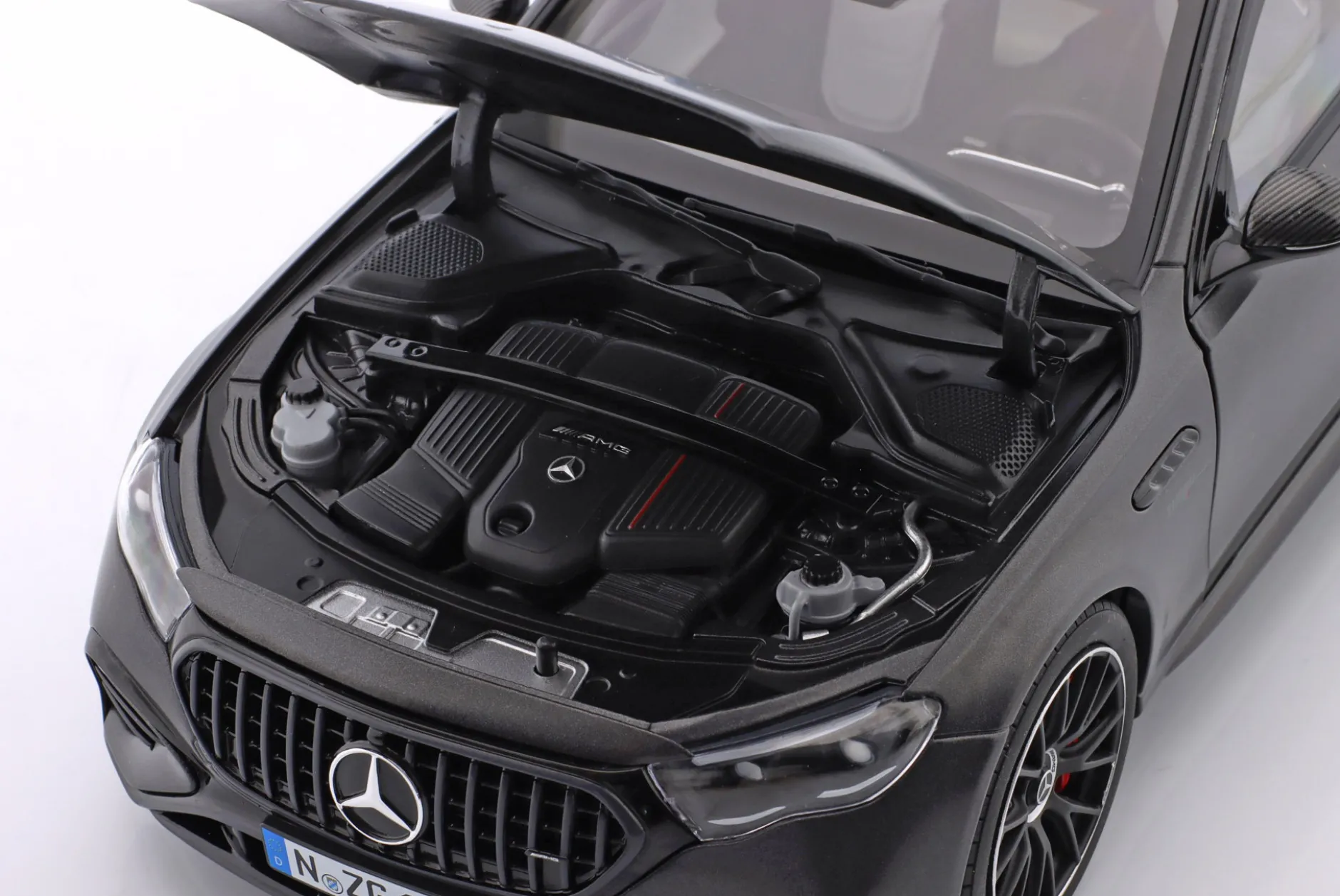 Mercedes-Benz AMG E 53 Hybrid 4Matic+ (W214) 2024 graphitgrau 1:18 NZG