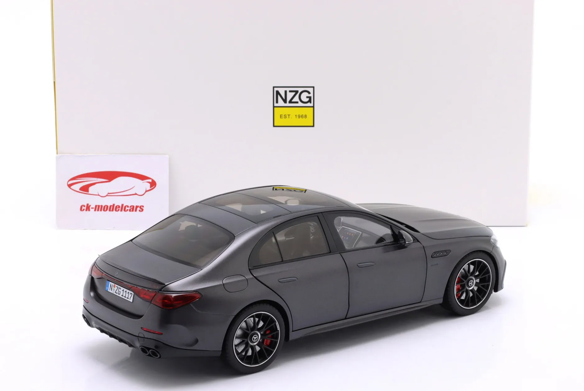 Mercedes-Benz AMG E 53 Hybrid 4Matic+ (W214) 2024 graphitgrau 1:18 NZG