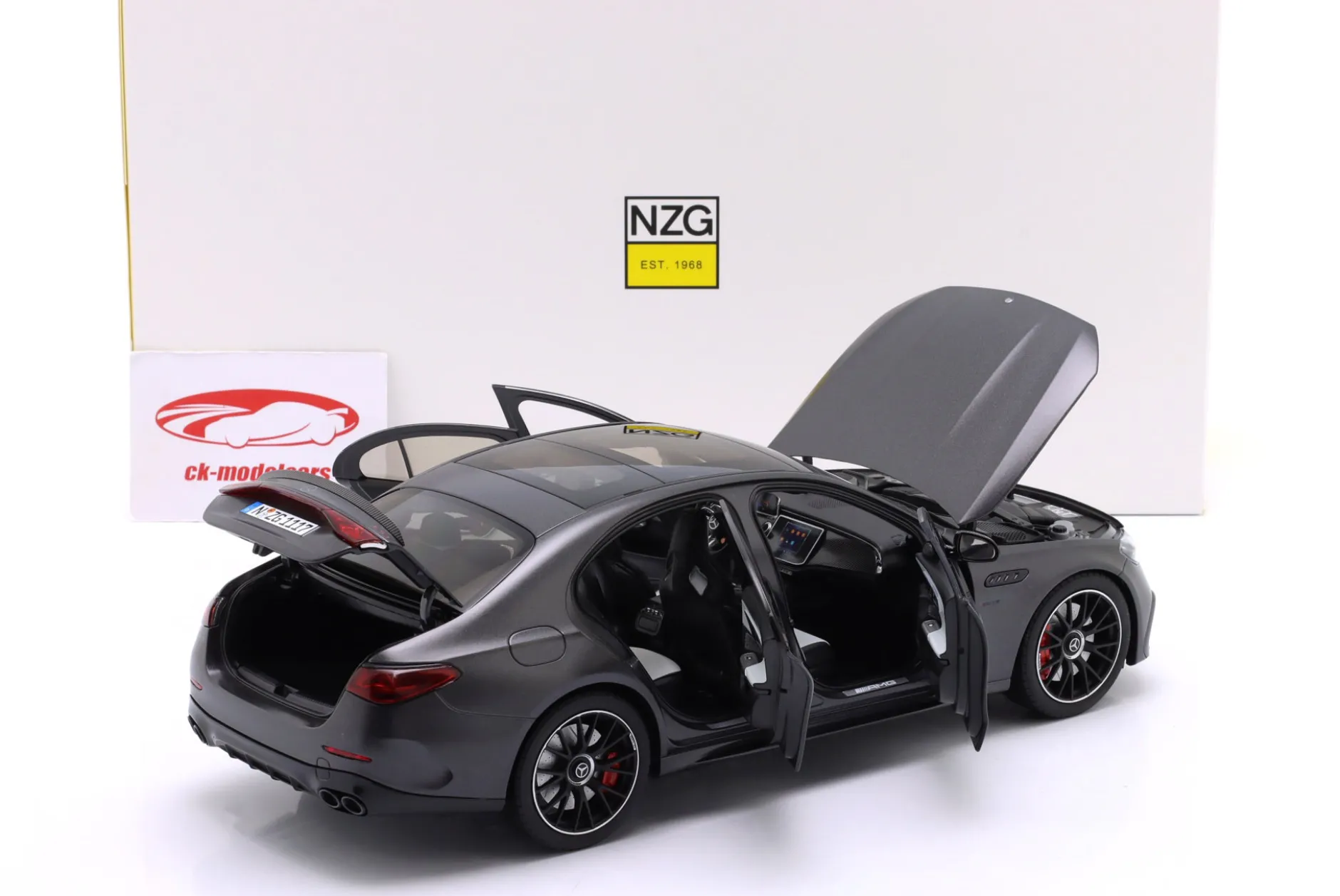 Mercedes-Benz AMG E 53 Hybrid 4Matic+ (W214) 2024 graphitgrau 1:18 NZG