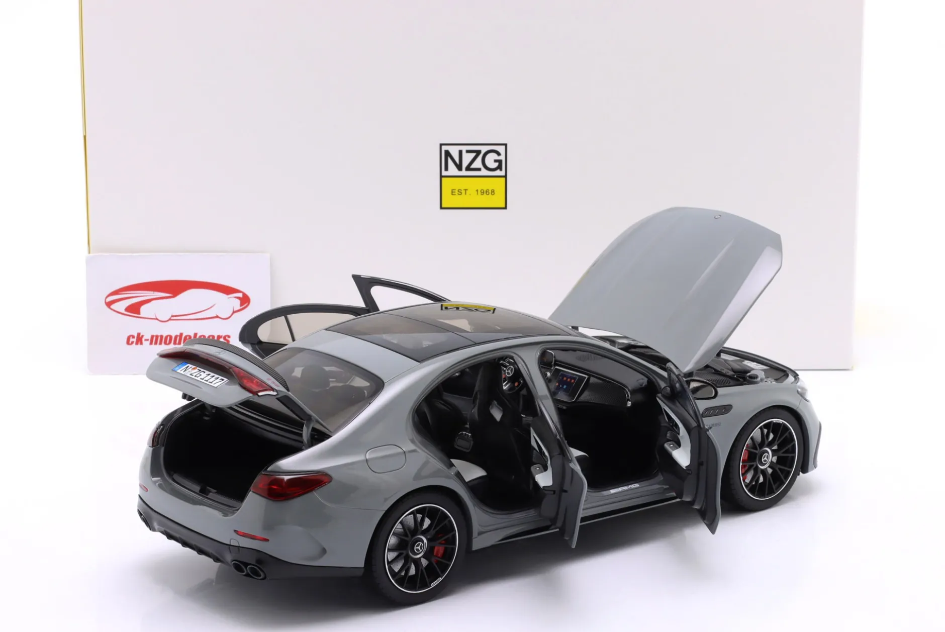 Mercedes-Benz AMG E 53 Hybrid 4Matic+ (W214) 2024 alpingrau 1:18 NZG