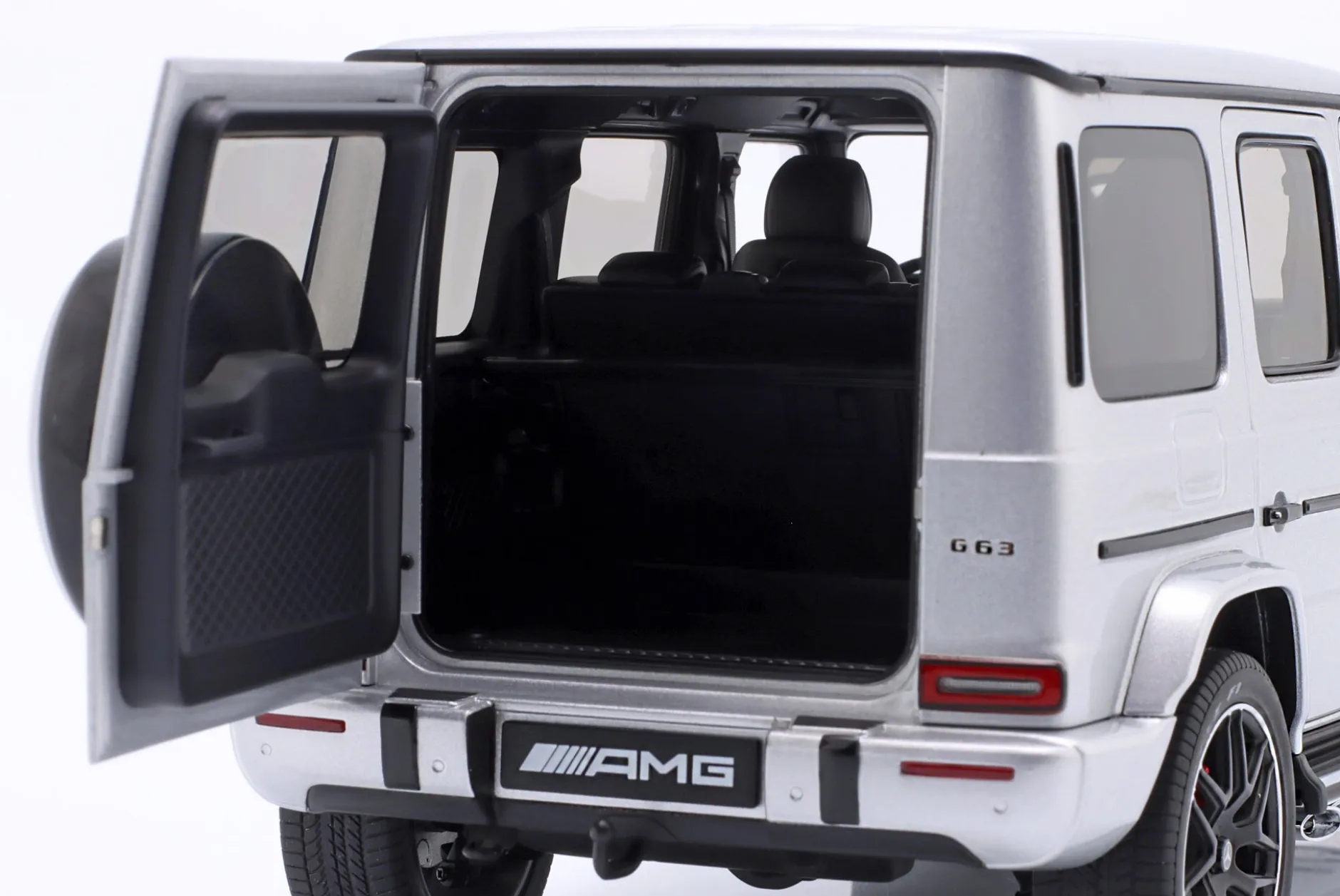 Mercedes-Benz AMG G63 Baujahr 2019 iridium silber metallic 1:18 AUTOart