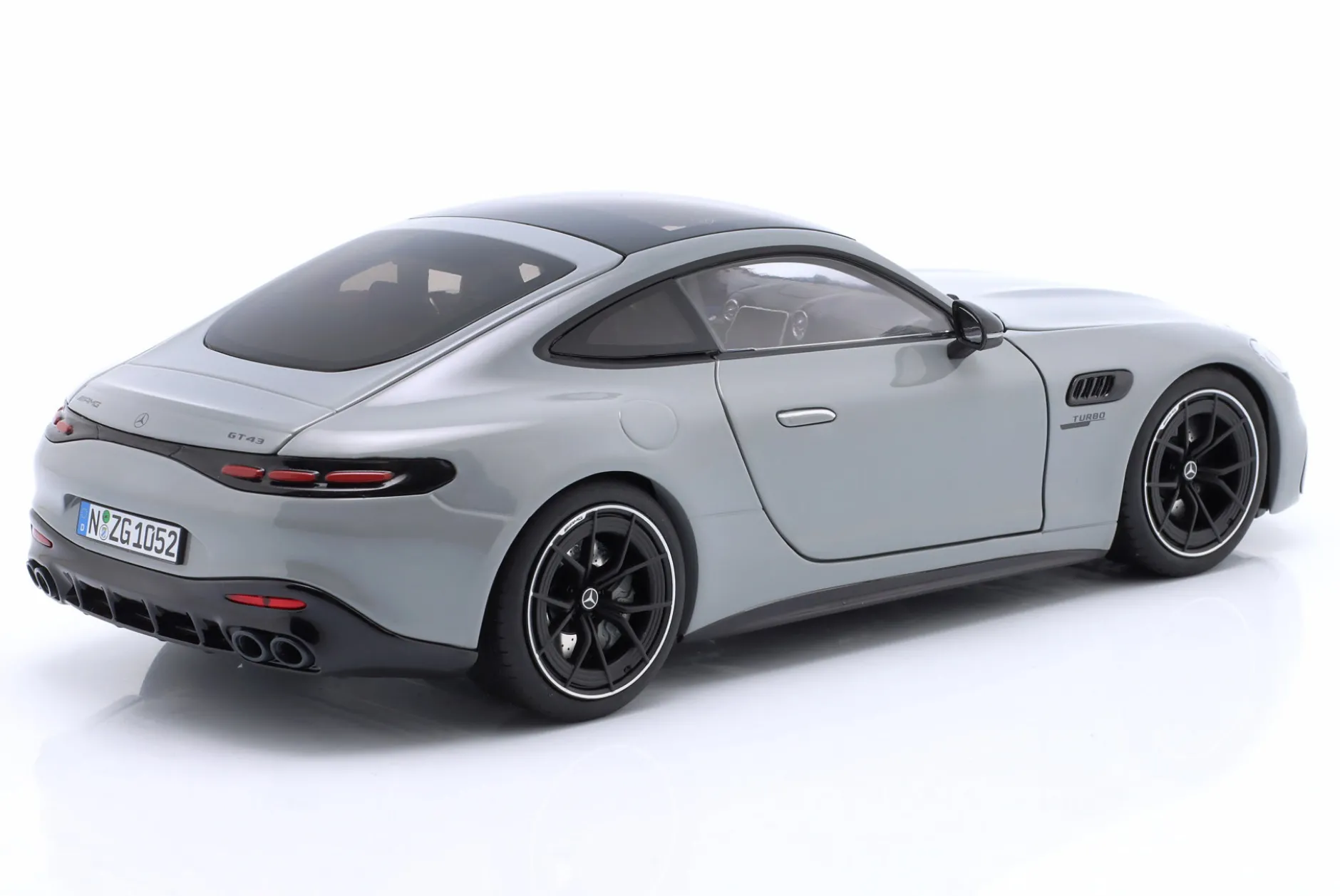 Mercedes-Benz AMG GT 43 alpingrau 1:18 NZG