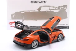 Mercedes-Benz AMG GT Baujahr 2021 orange / silberne Felgen 1:18 Minichamps