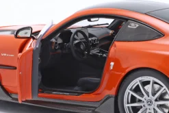 Mercedes-Benz AMG GT Baujahr 2021 orange / silberne Felgen 1:18 Minichamps