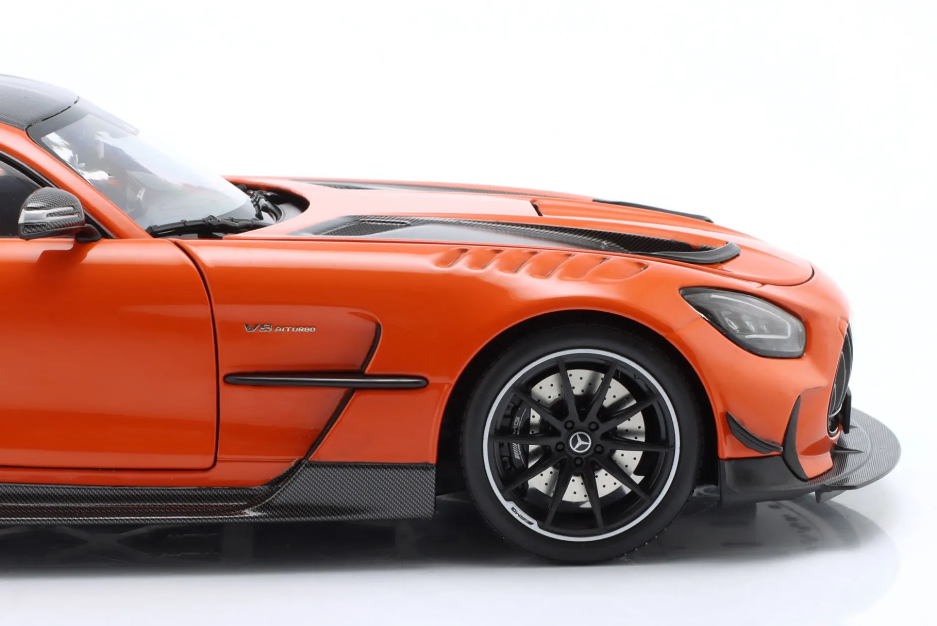 Mercedes-Benz AMG GT Black Series 2021 orange 1:18 Minichamps