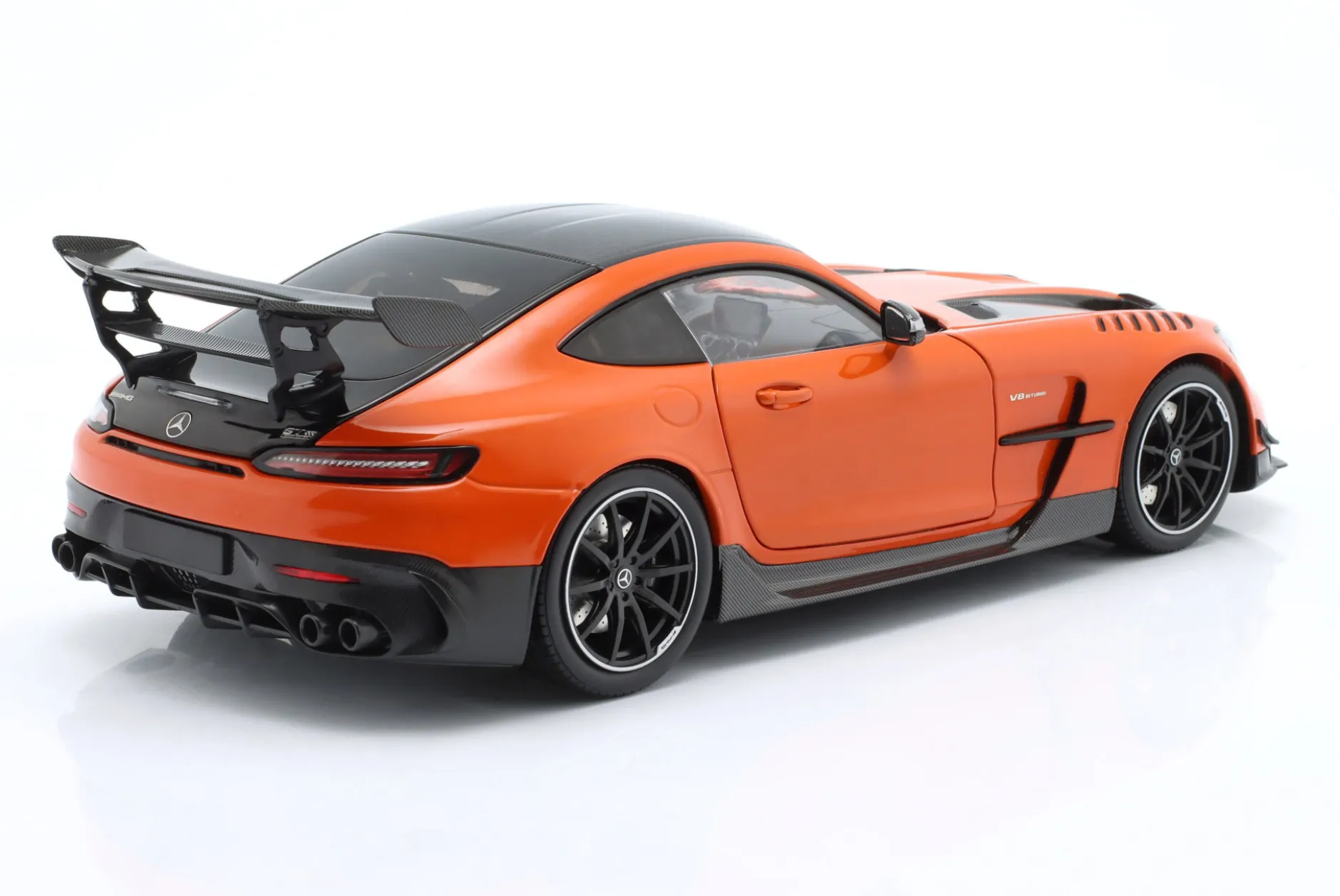 Mercedes-Benz AMG GT Black Series 2021 orange 1:18 Minichamps