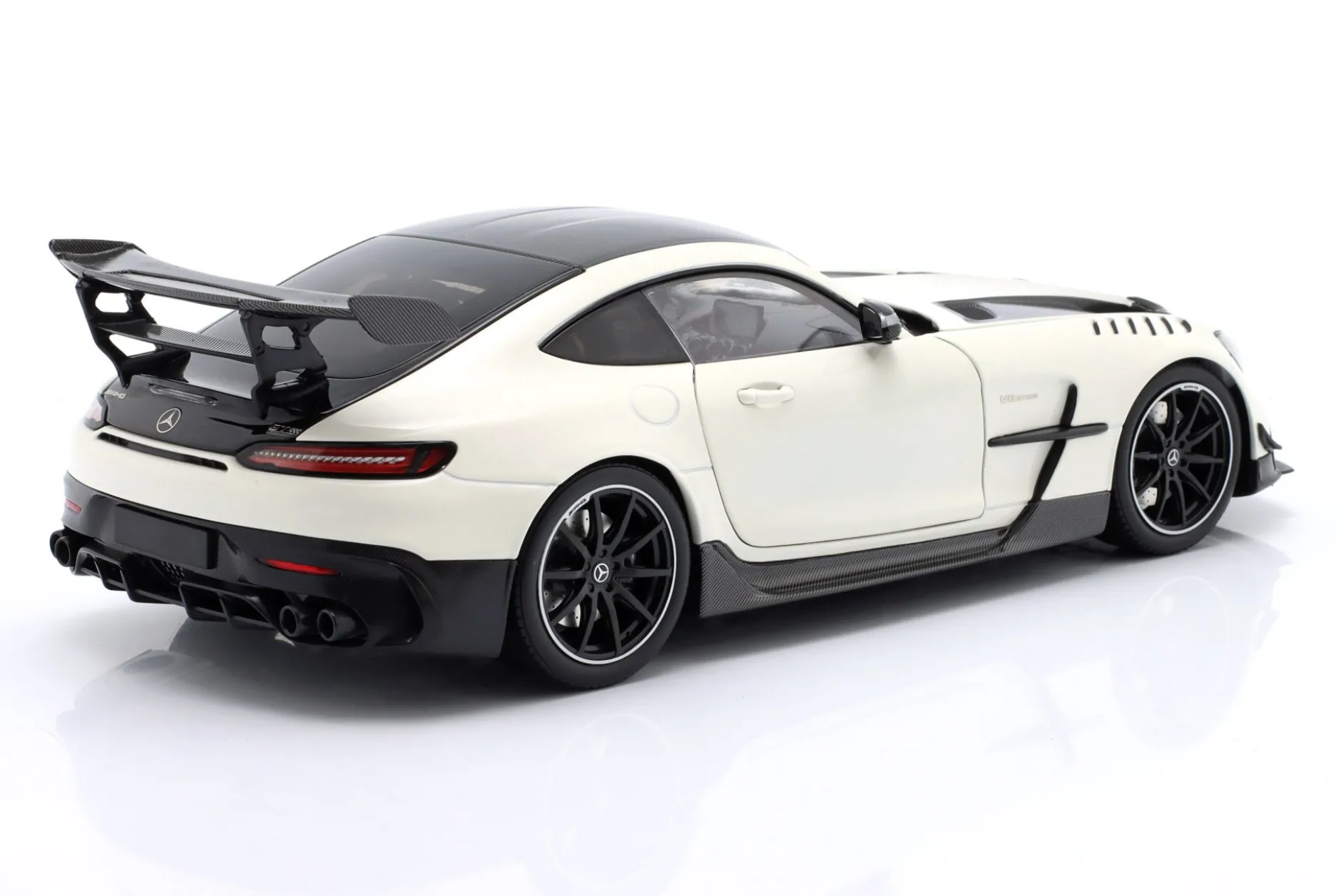 Mercedes-Benz AMG GT Black Series Baujahr 2021 weiß metallic 1:18 Minichamps