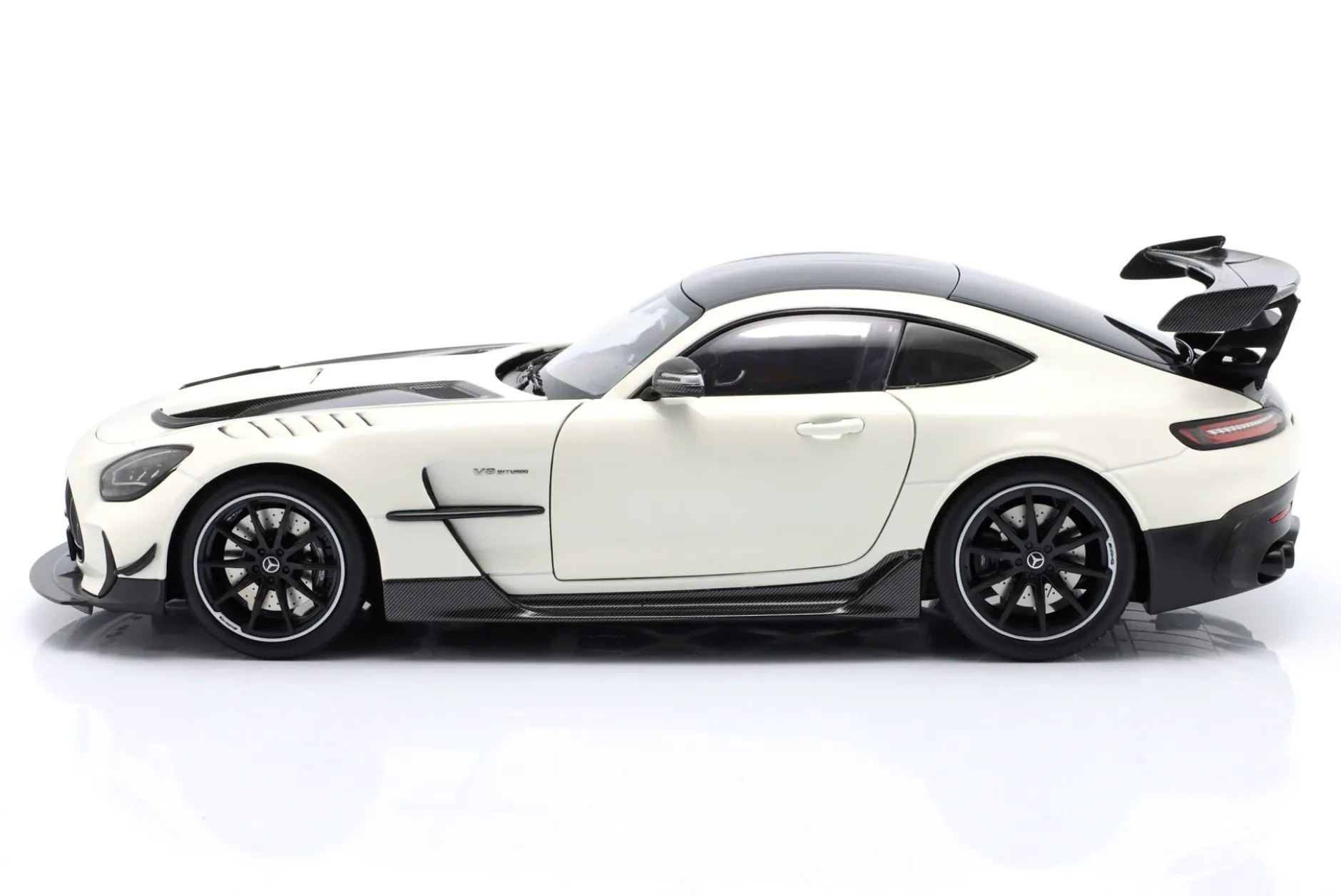 Mercedes-Benz AMG GT Black Series Baujahr 2021 weiß metallic 1:18 Minichamps