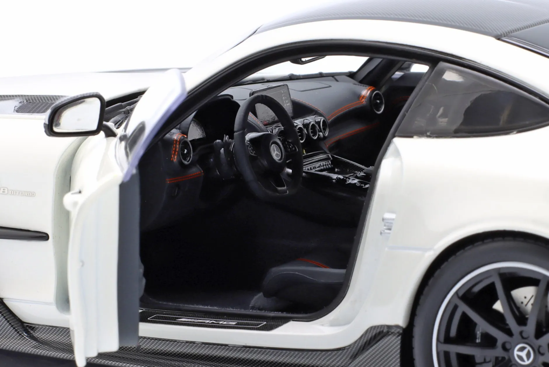 Mercedes-Benz AMG GT Black Series Baujahr 2021 weiß metallic 1:18 Minichamps