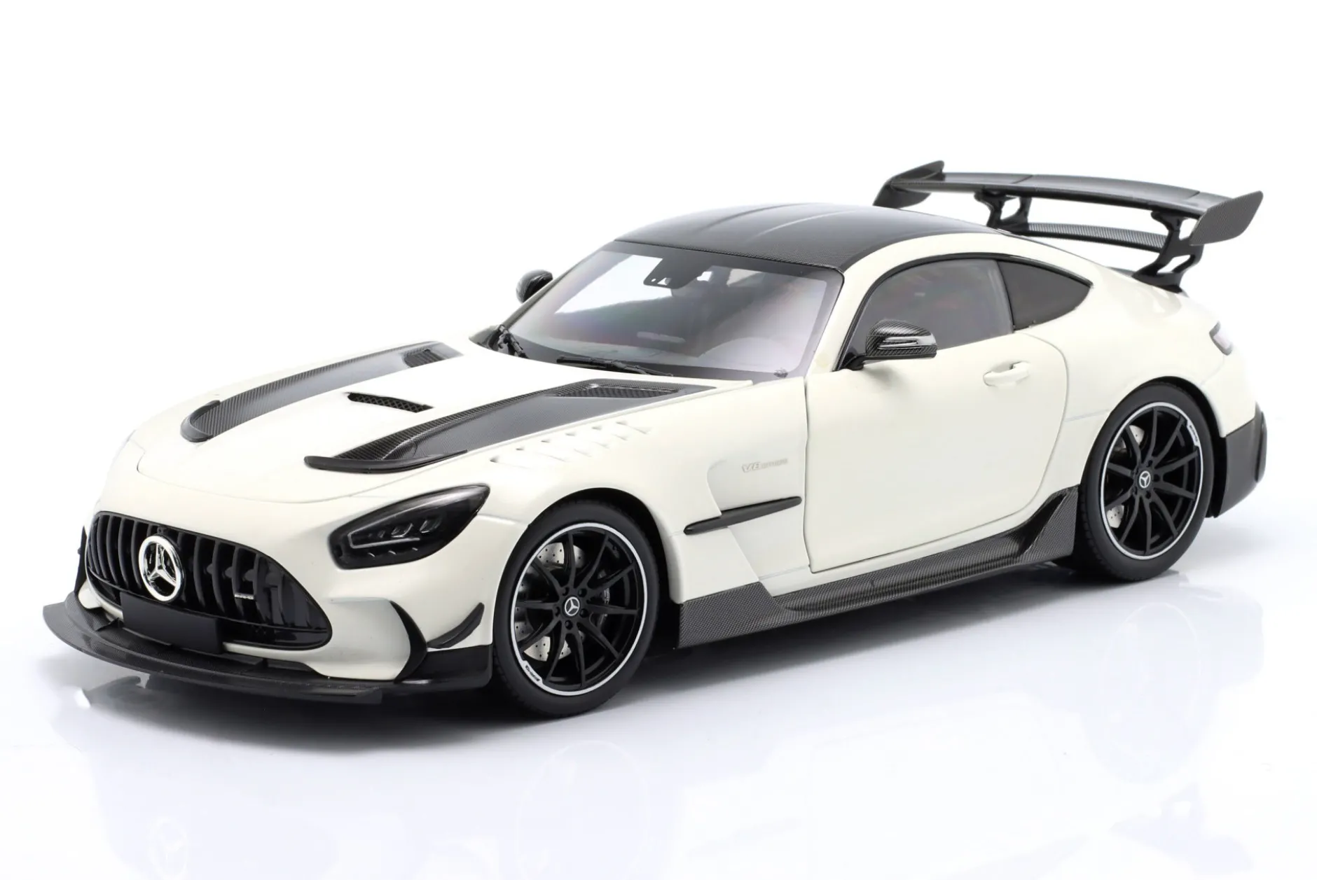 Mercedes-Benz AMG GT Black Series Baujahr 2021 weiß metallic 1:18 Minichamps