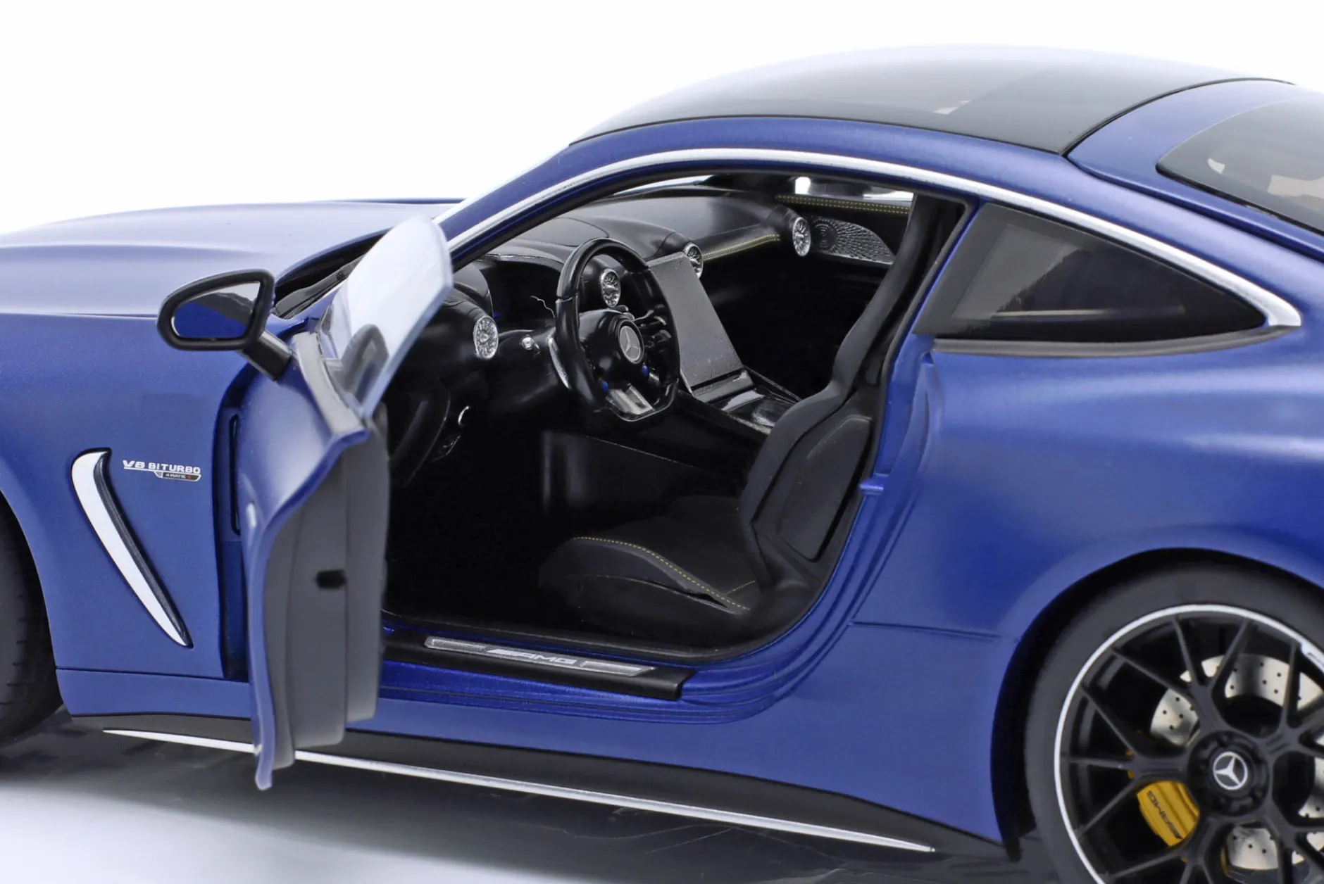 Mercedes-Benz AMG GT 63 4Matic+ spektralblau 1:18 NZG
