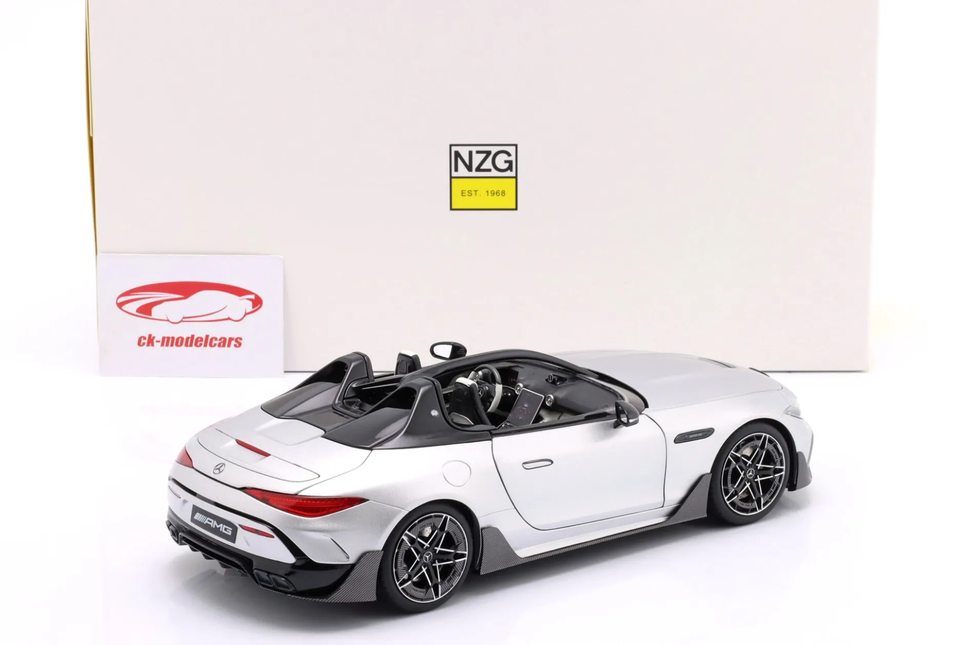 Mercedes-Benz AMG PureSpeed Baujahr 2025 silber metallic 1:18 NZG