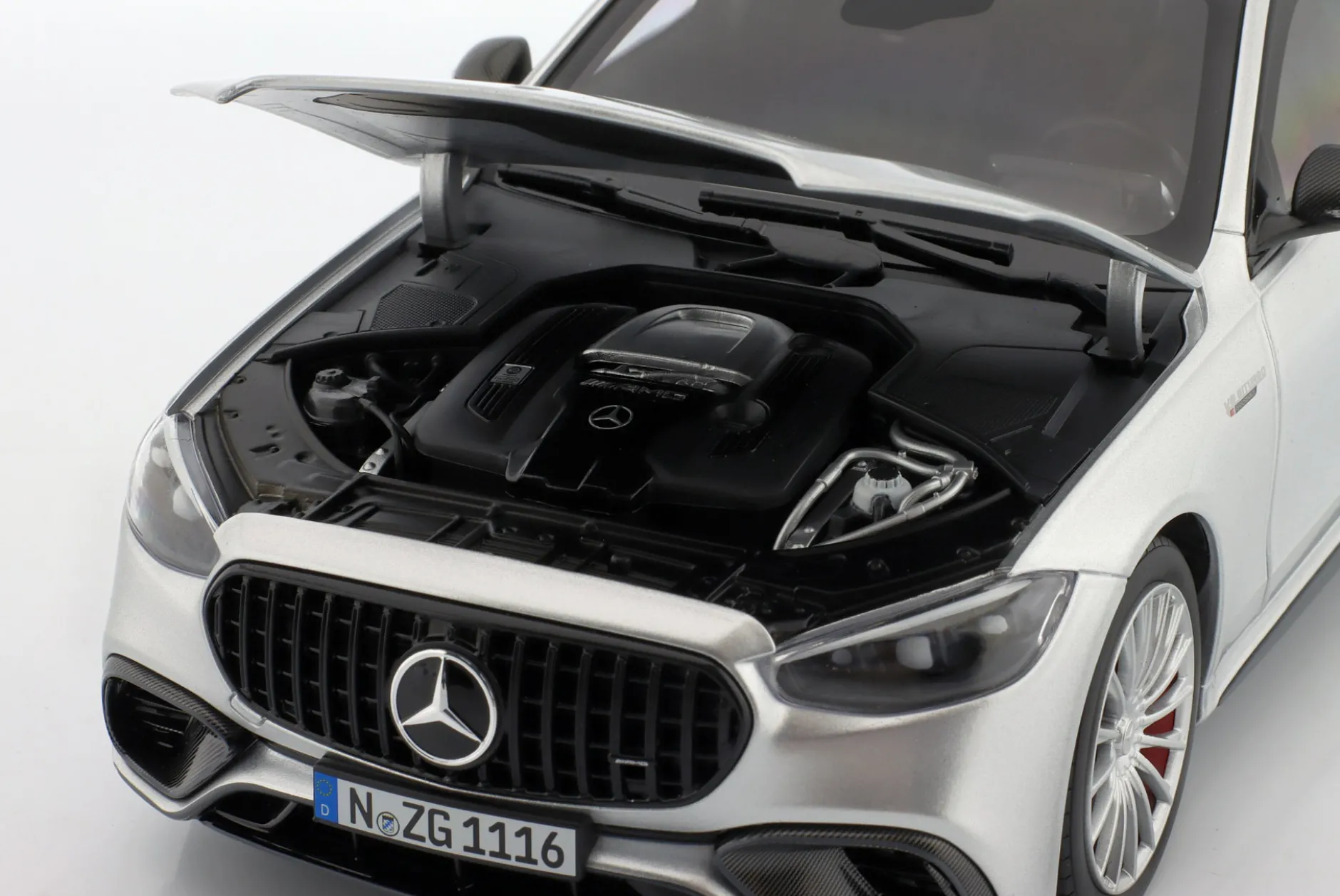 Mercedes-Benz AMG S 63 E Performance Baujahr 2022 hightechsilber 1:18 NZG