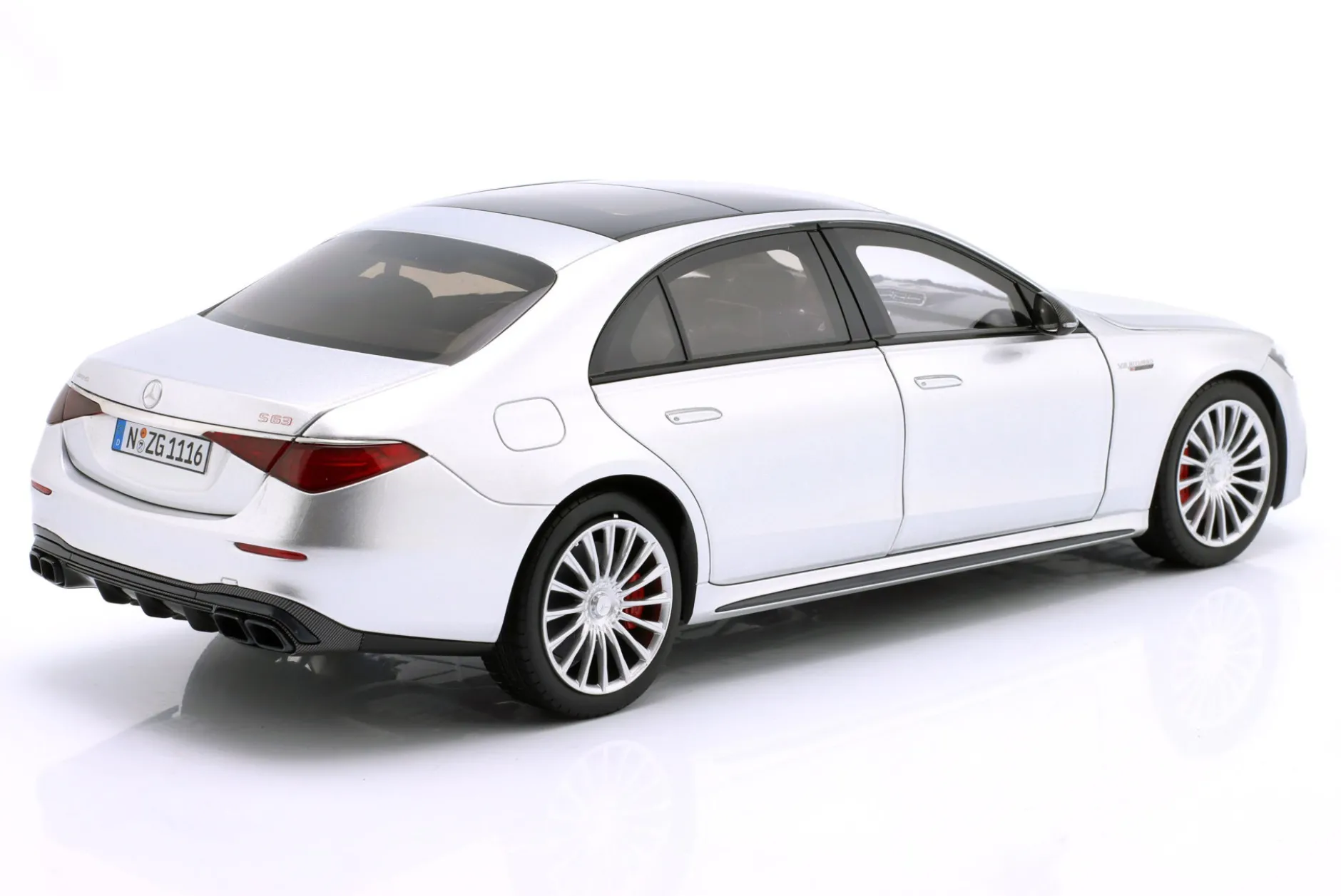 Mercedes-Benz AMG S 63 E Performance Baujahr 2022 hightechsilber 1:18 NZG