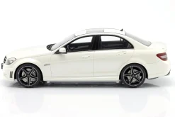 Mercedes-Benz C63 AMG Baujahr 2007 diamant weiß 1:18 GT-Spirit