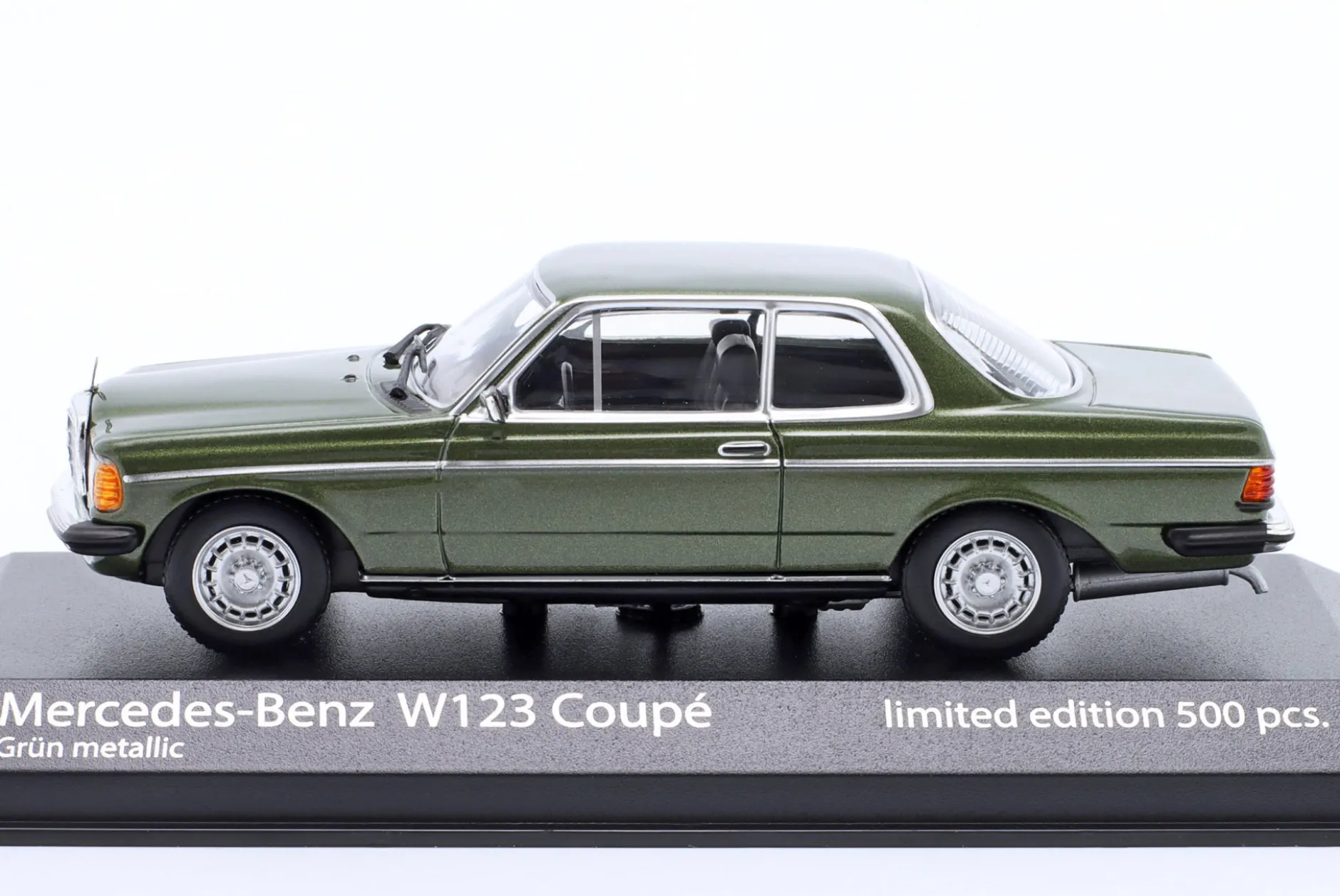 Mercedes-Benz 230CE (W123) Baujahr 1982 dunkelgrün metallic 1:43 Minichamps