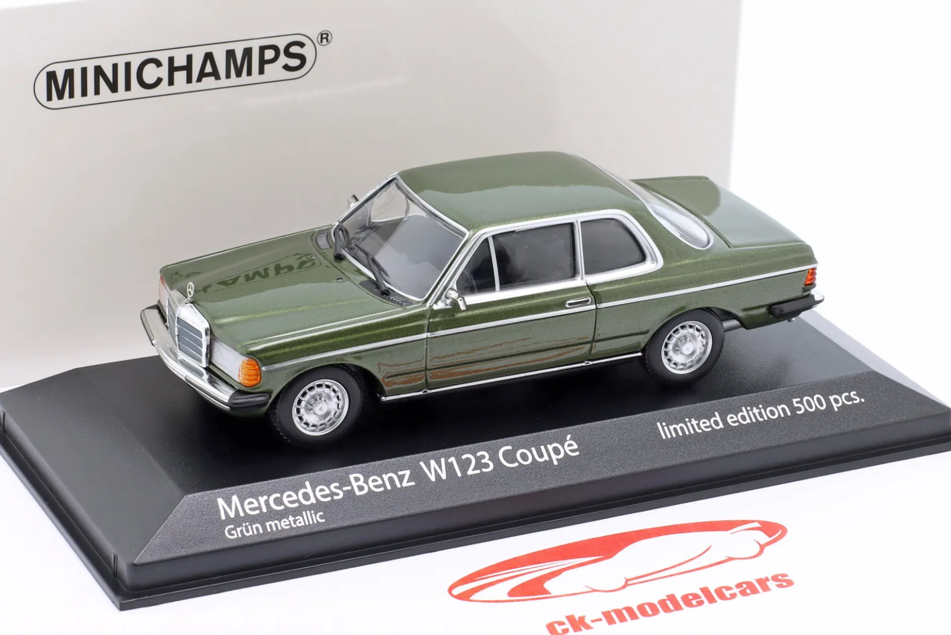 Mercedes-Benz 230CE (W123) Baujahr 1982 dunkelgrün metallic 1:43 Minichamps