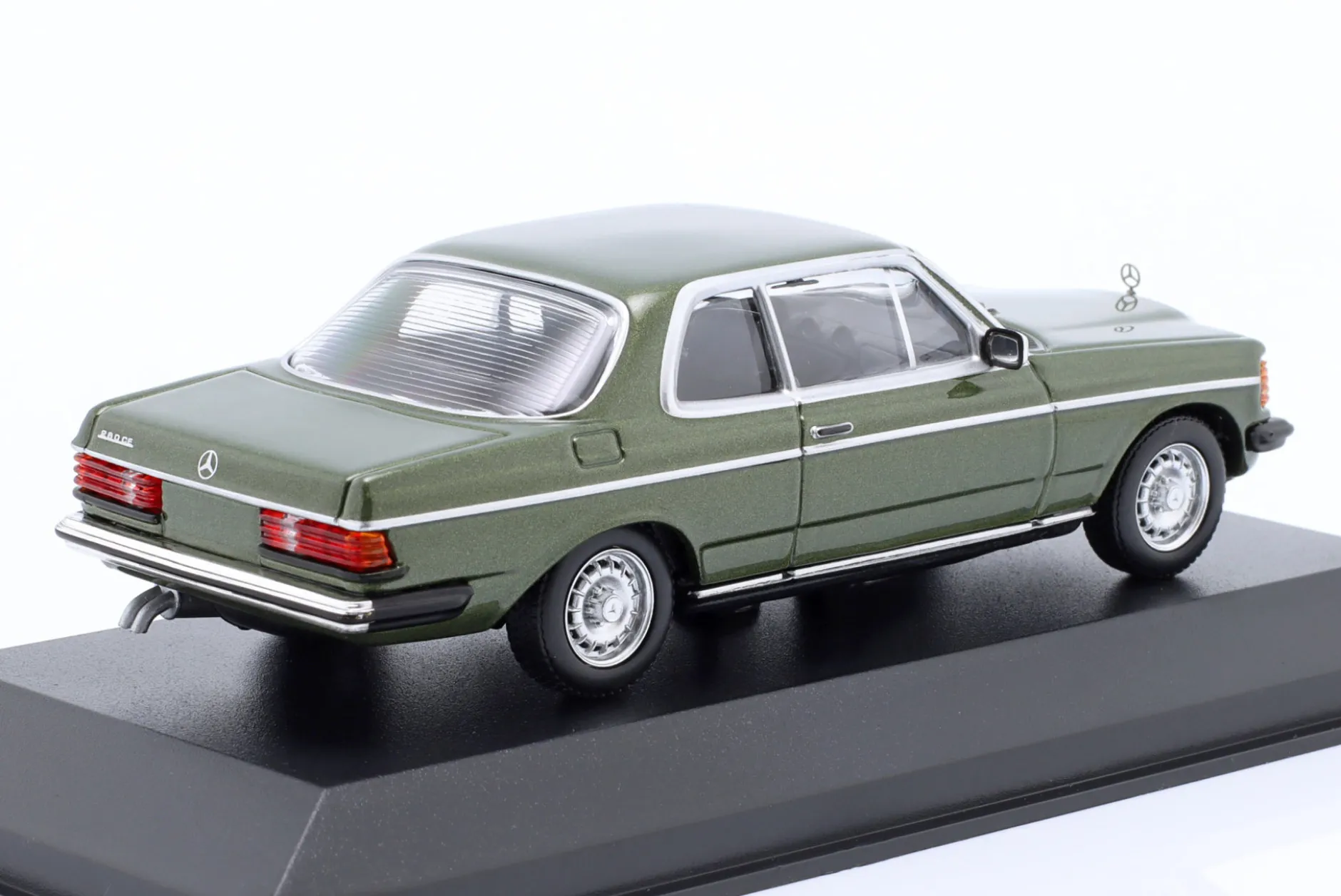 Mercedes-Benz 230CE (W123) Baujahr 1982 dunkelgrün metallic 1:43 Minichamps