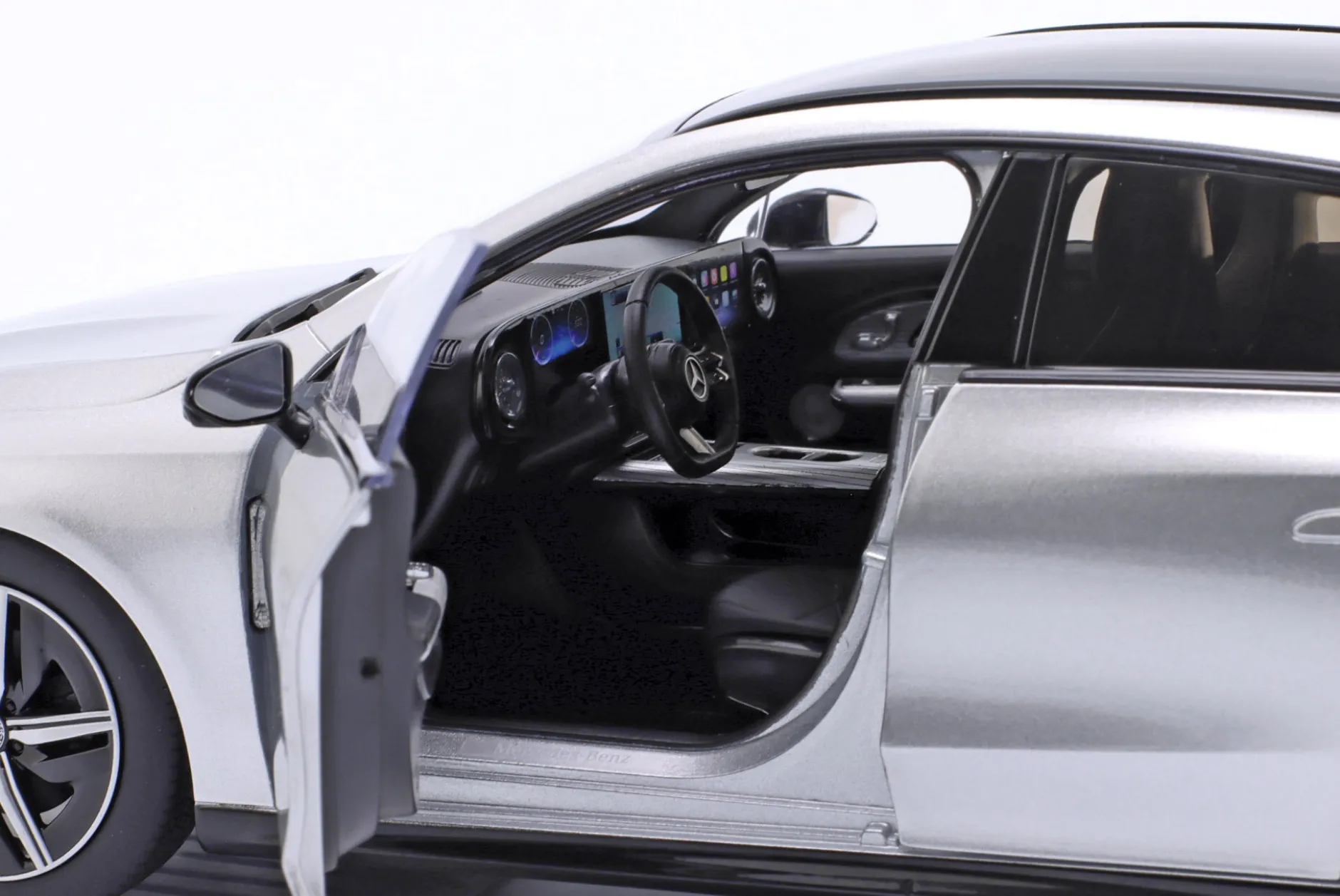 Mercedes-Benz CLA Shooting Brake (X174) Baujahr 2025 hightechsilber 1:18 NZG