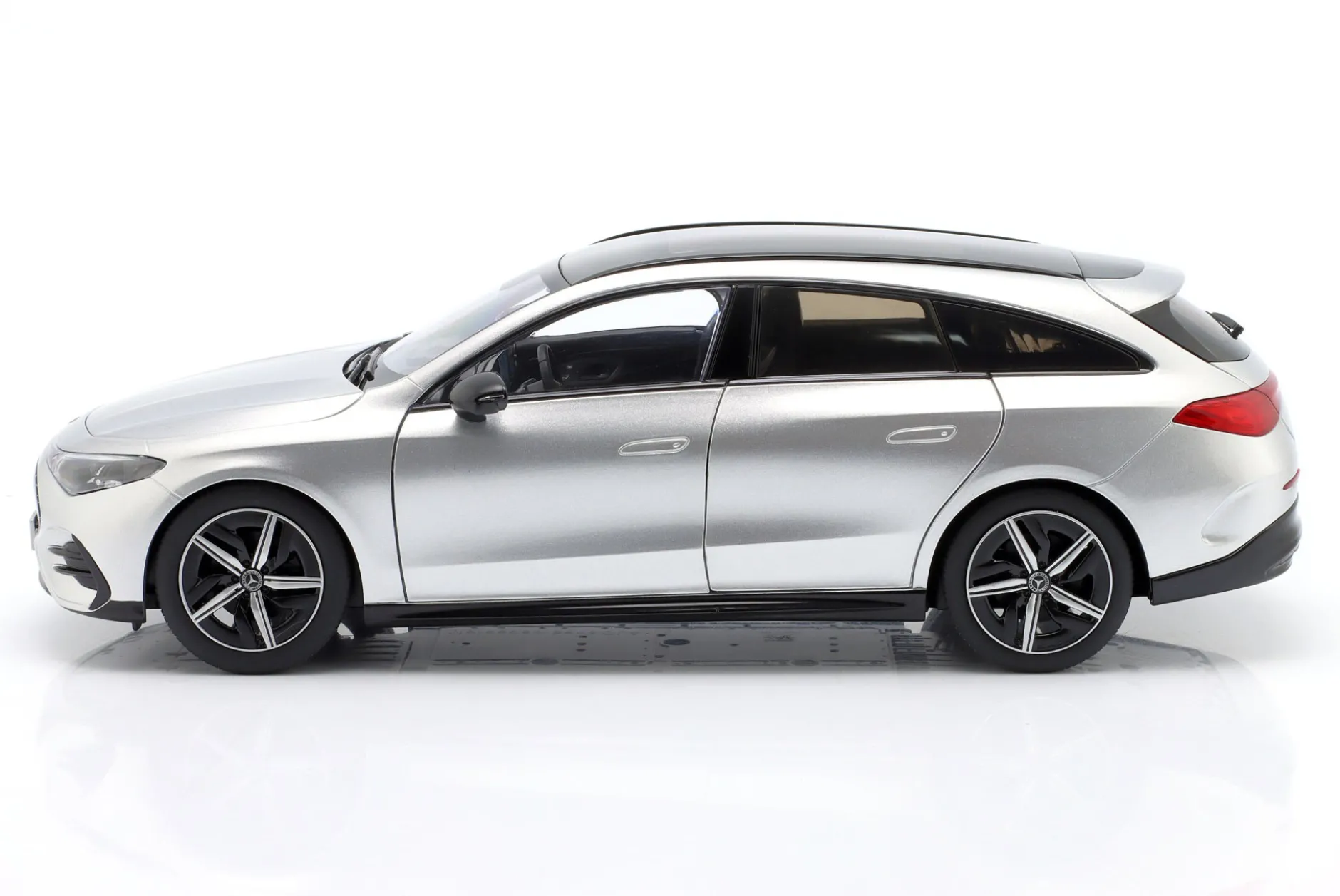 Mercedes-Benz CLA Shooting Brake (X174) Baujahr 2025 hightechsilber 1:18 NZG